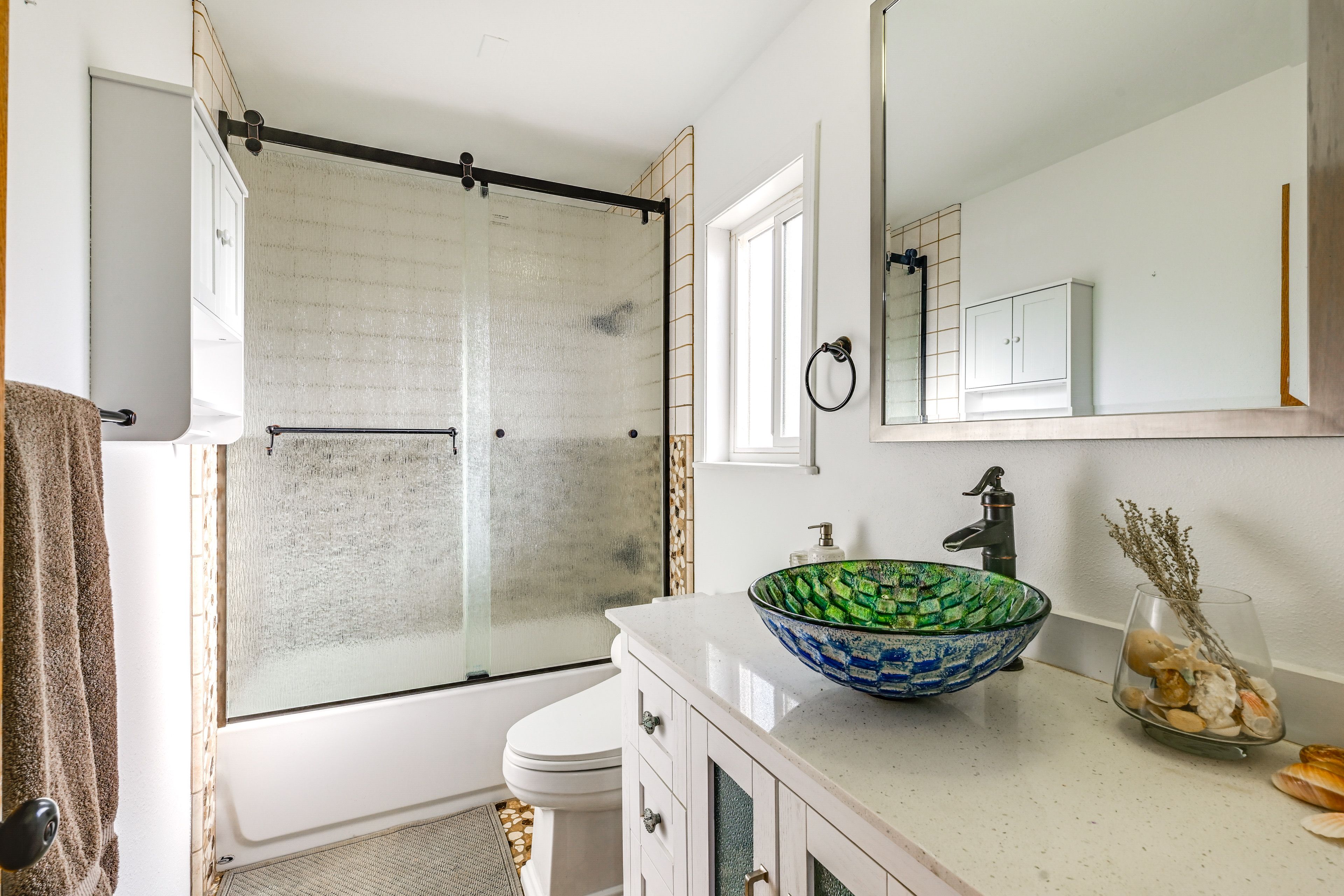 Full Bathroom | 2nd Floor | Towels Provided