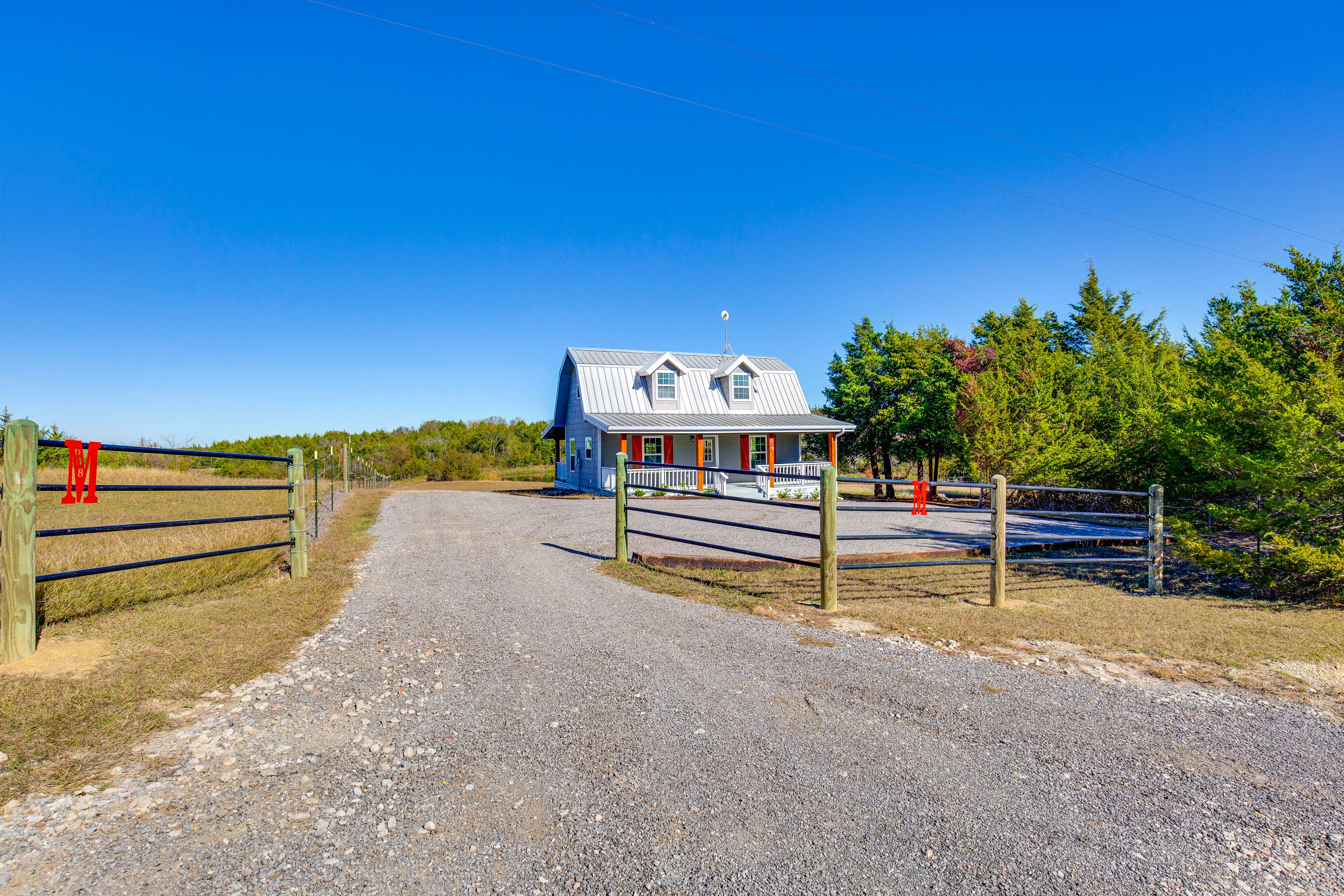 Exterior | Parking | Driveway (6 Vehicles) | Trailers Allowed