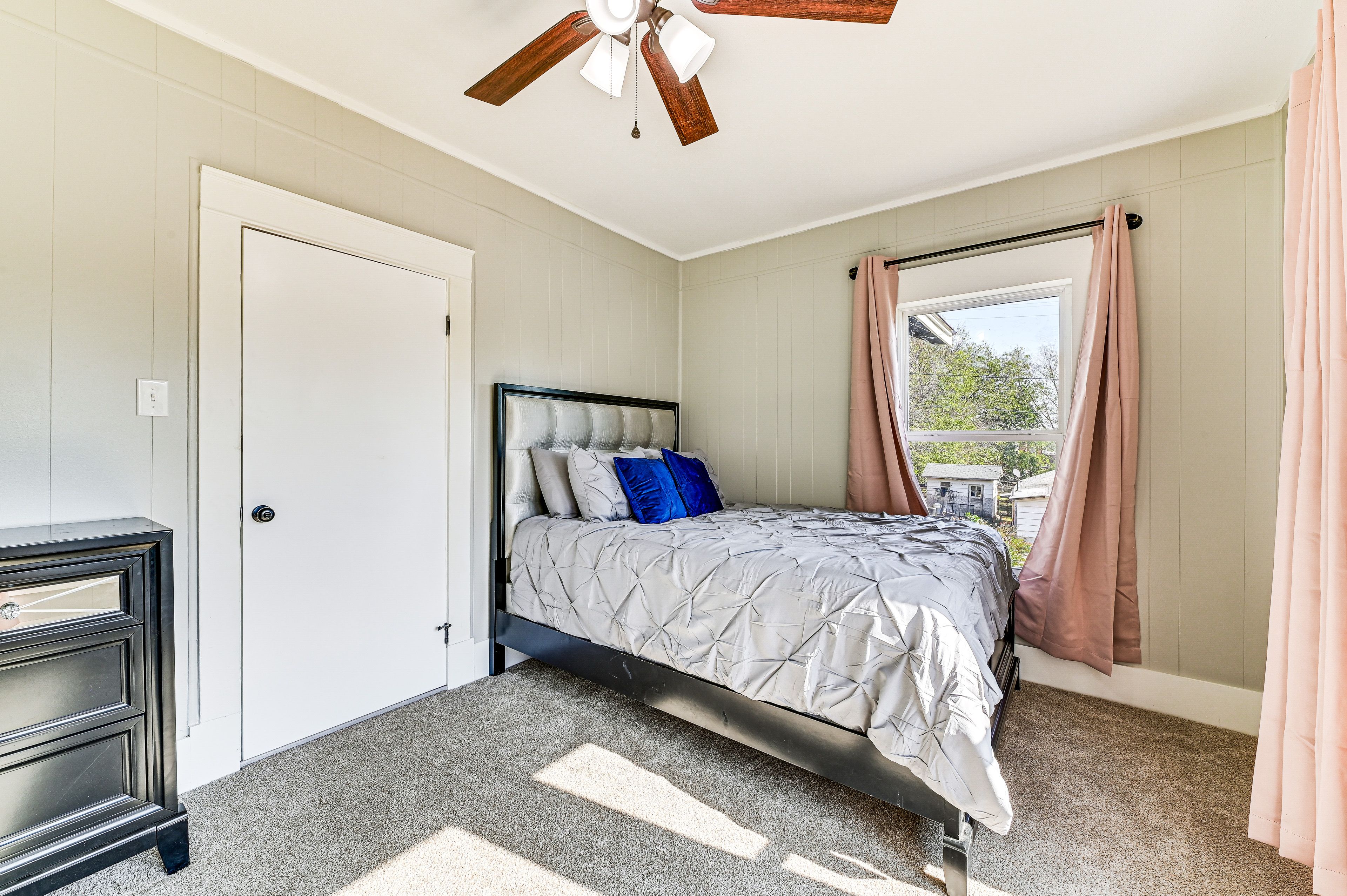 Bedroom 2 | Queen Bed