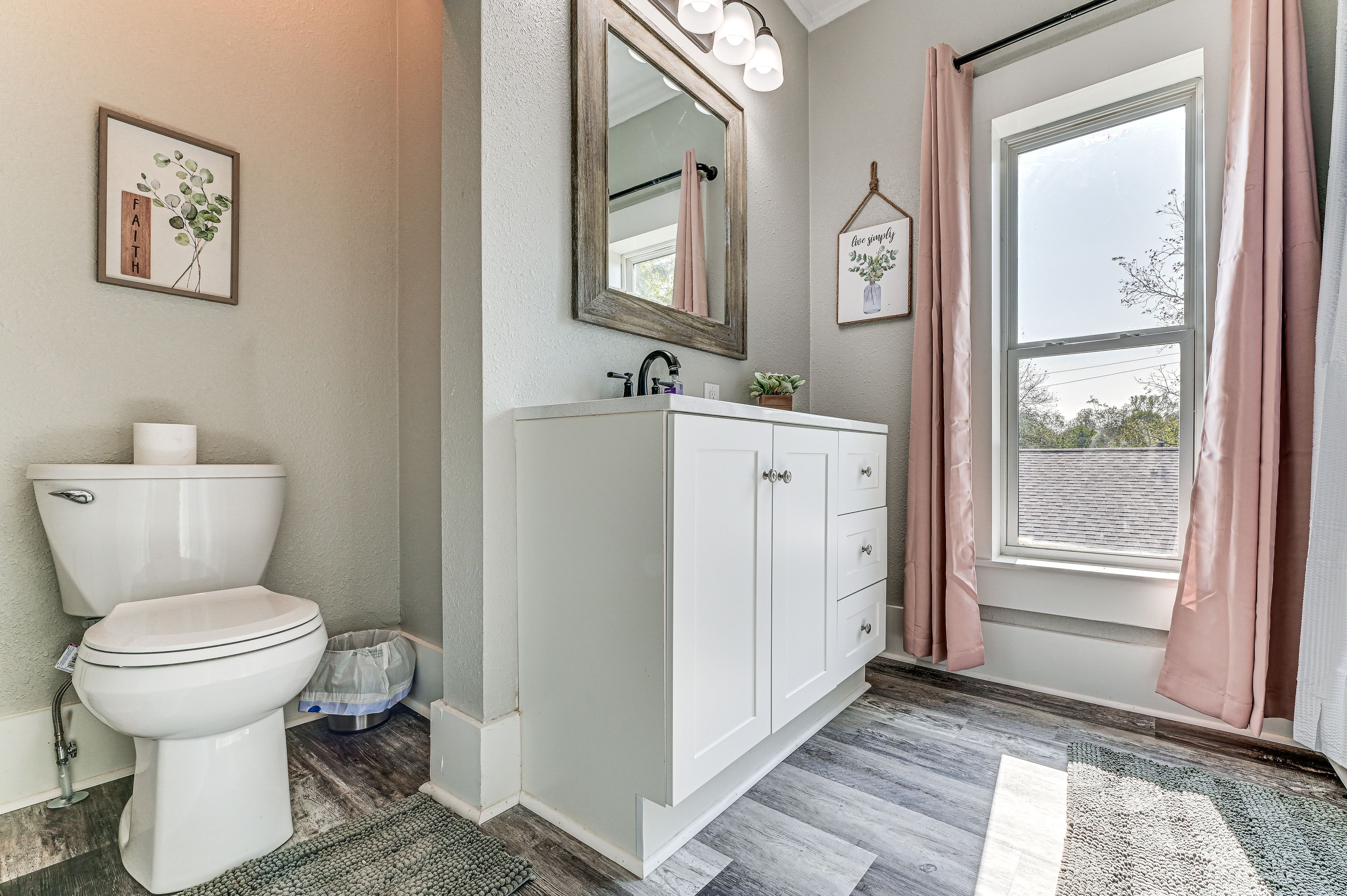 Full Bathroom | Towels Provided | Complimentary Toiletries