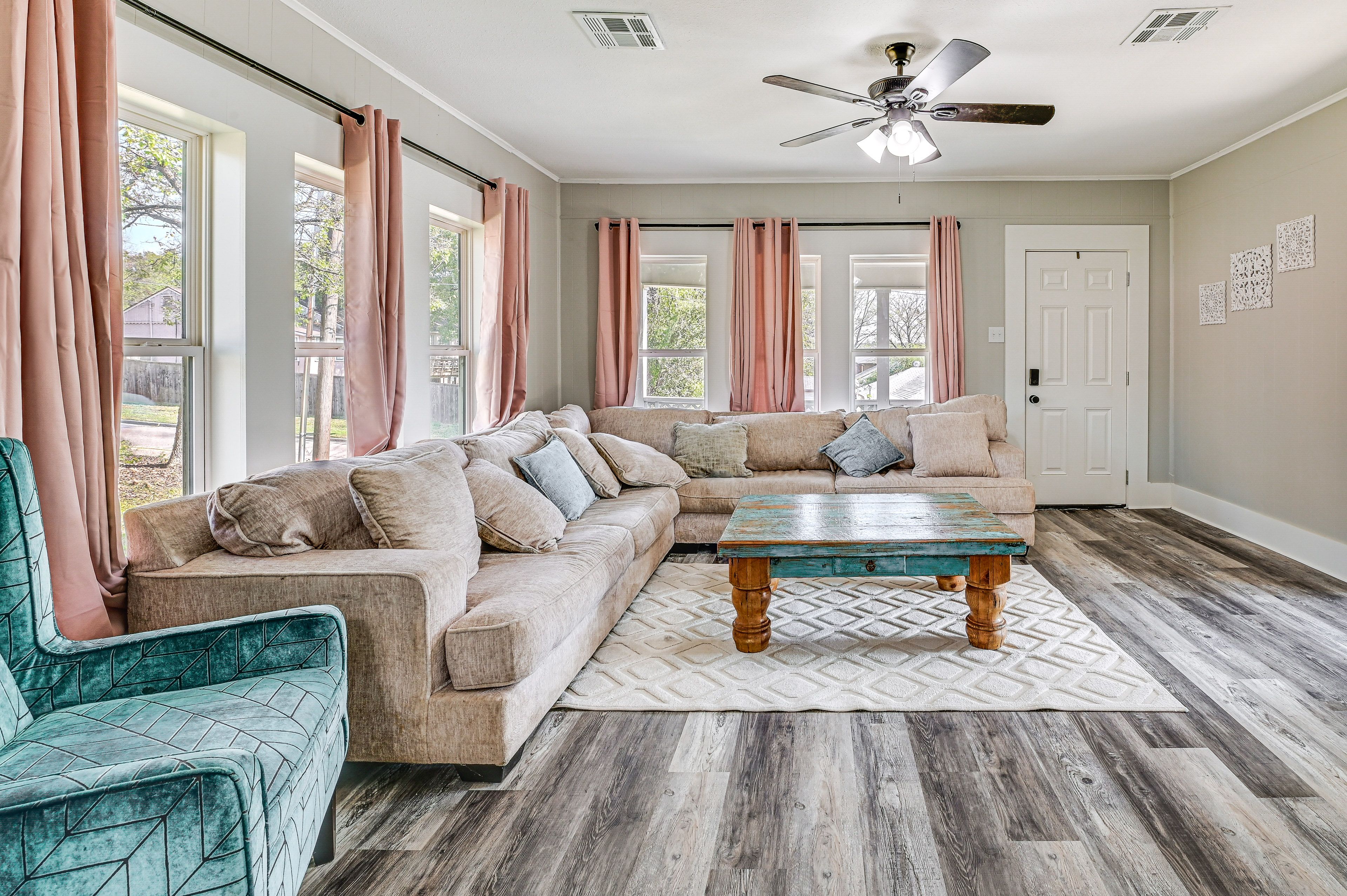 Living Room | Free WiFi | Smart TV | Central A/C & Heating