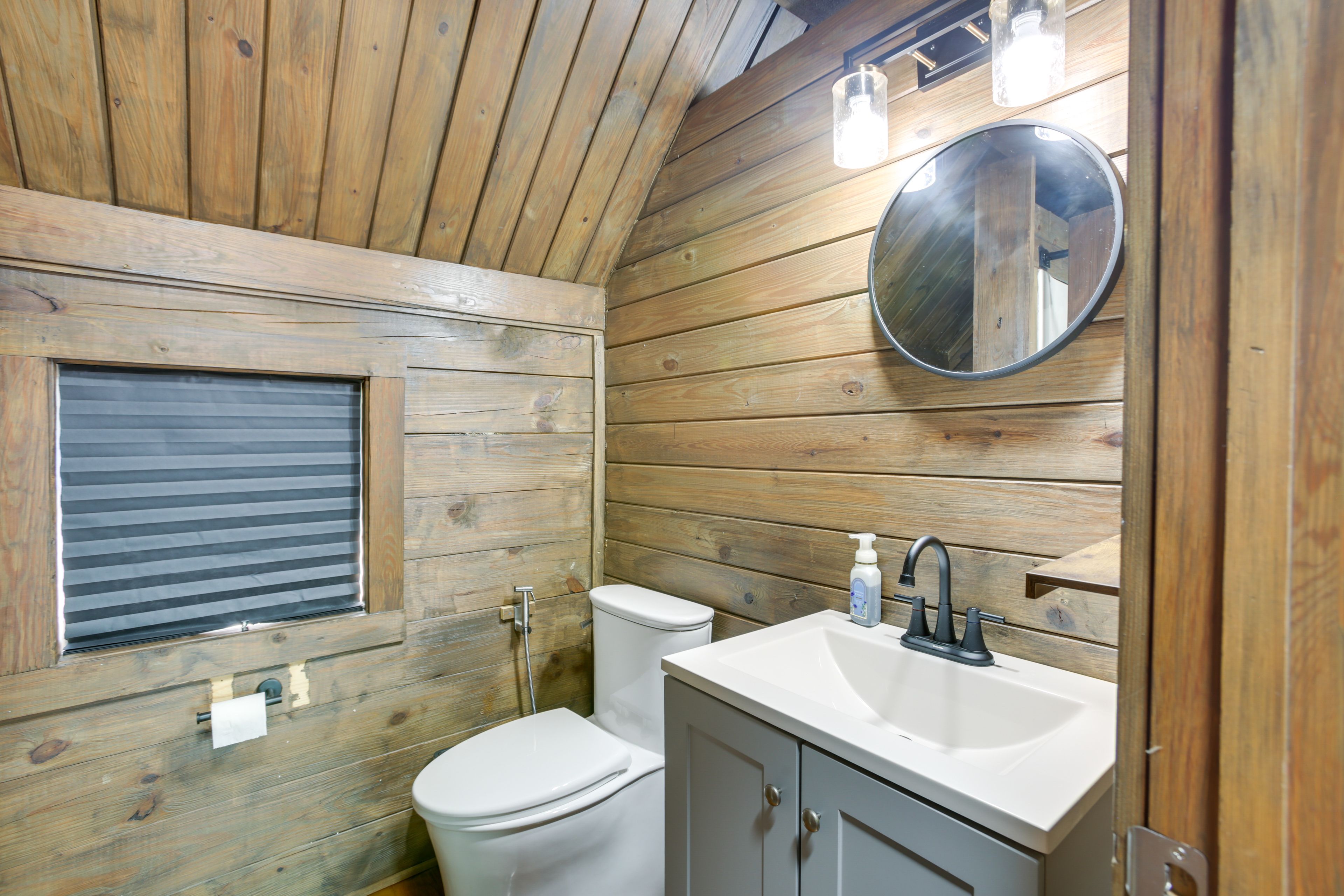 Full Bathroom | Towels Provided