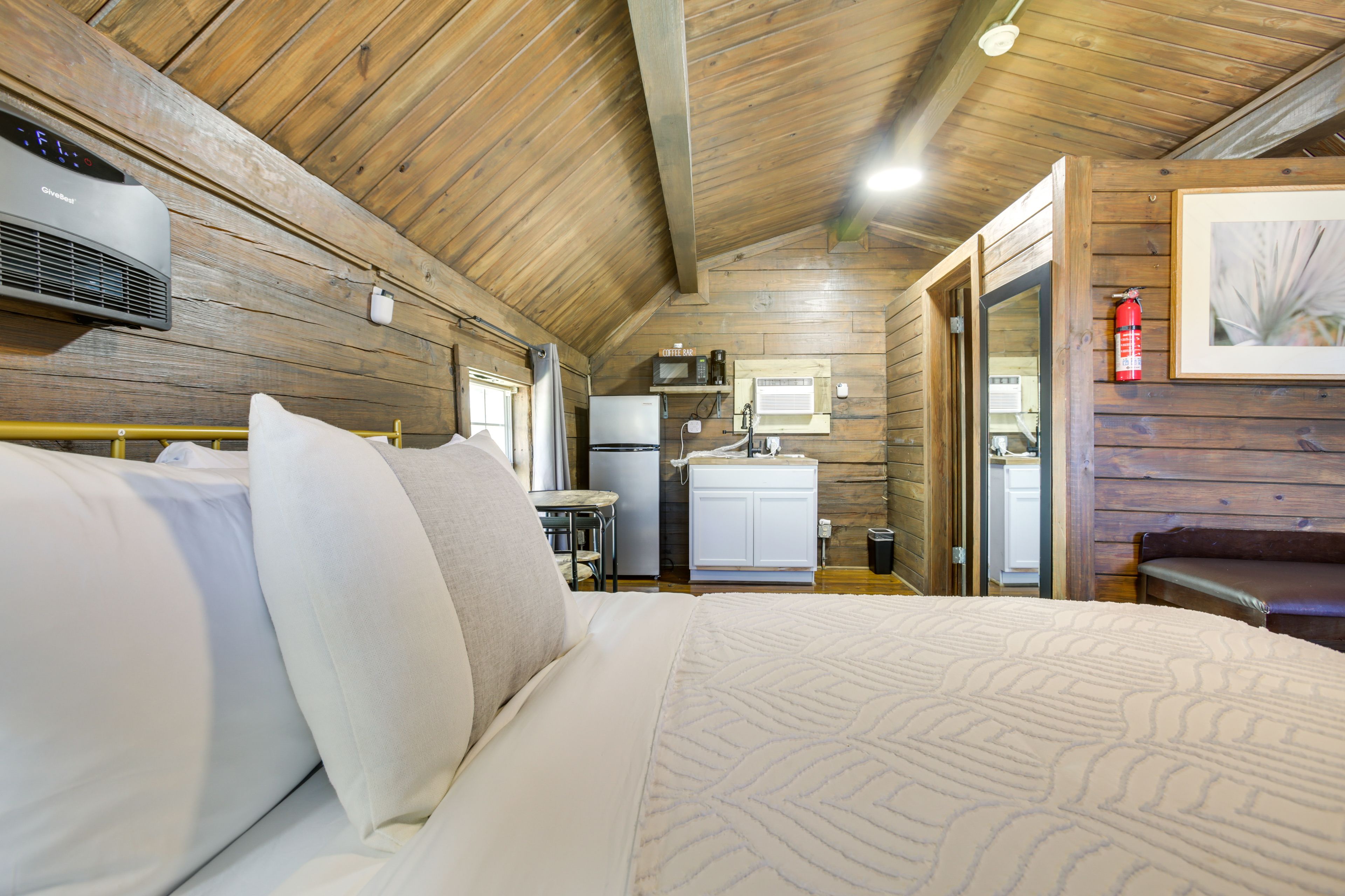 Studio | Queen Bed | Linens Provided