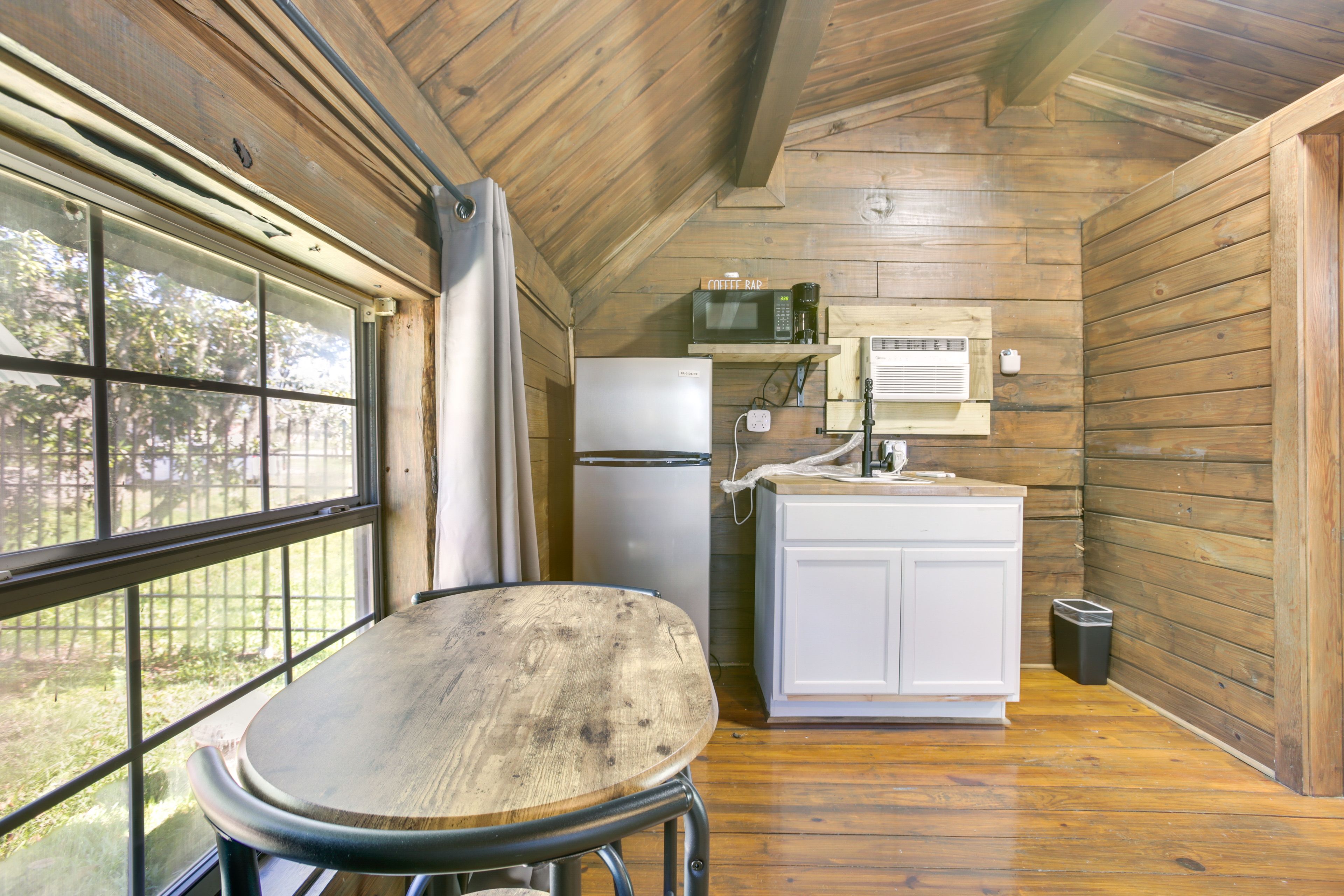 Kitchenette | Hot Plate | Keurig Coffee Maker