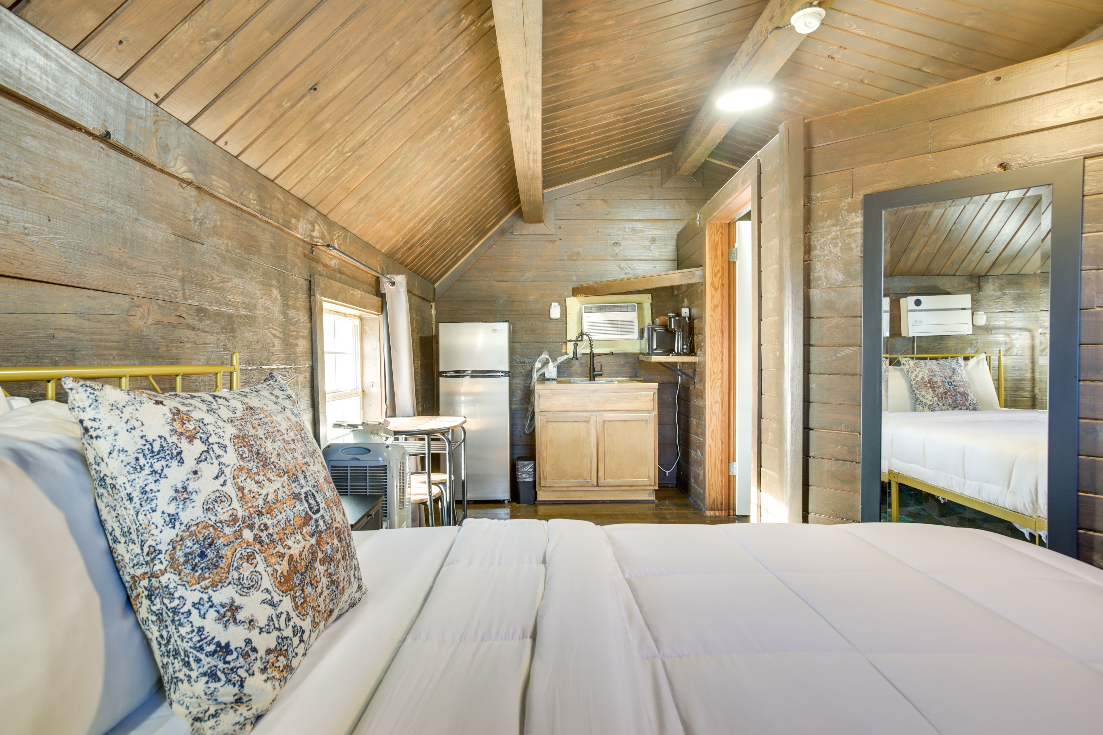 Studio | Queen Bed | Linens Provided