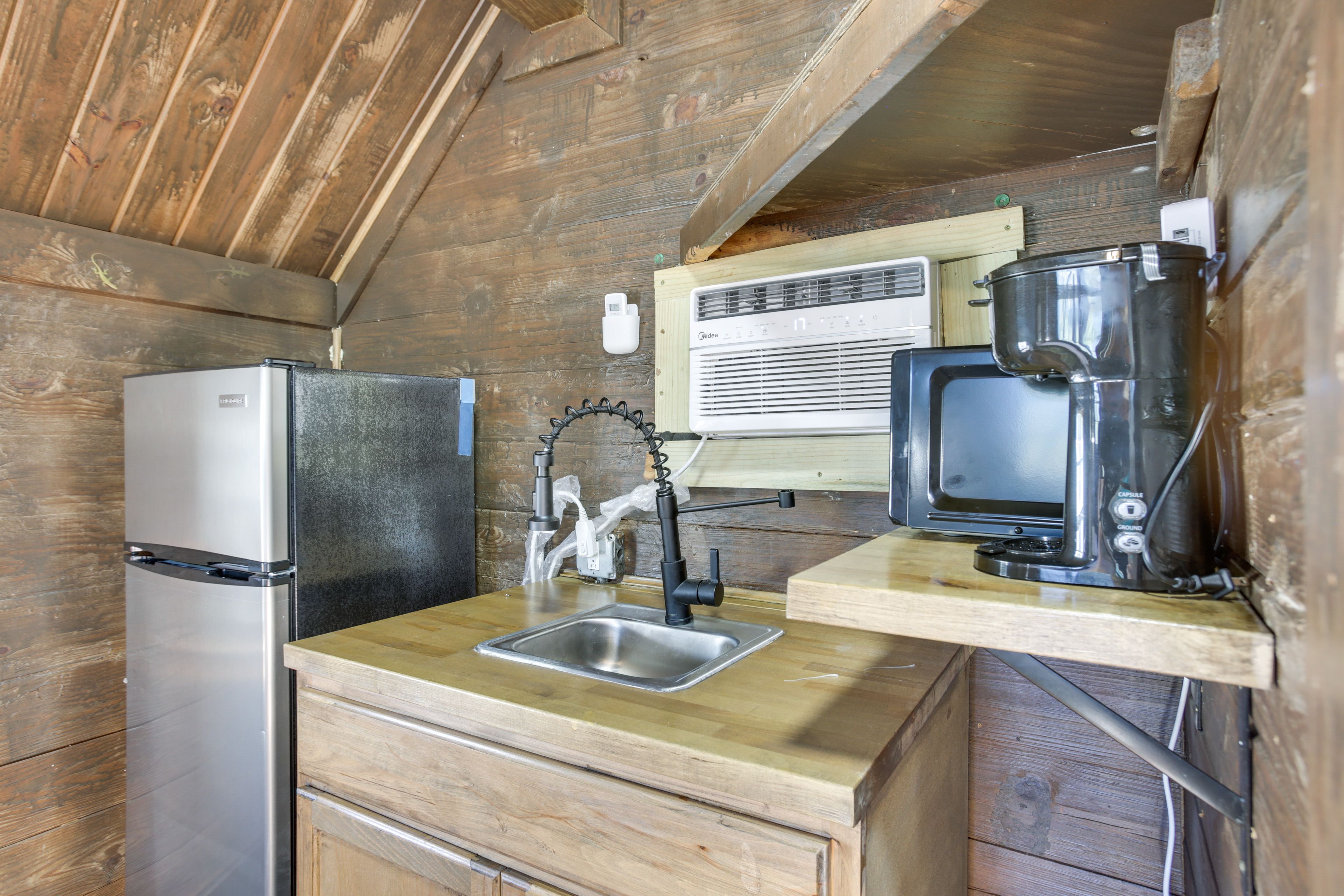Kitchenette | Hot Plate | Keurig Coffee Maker