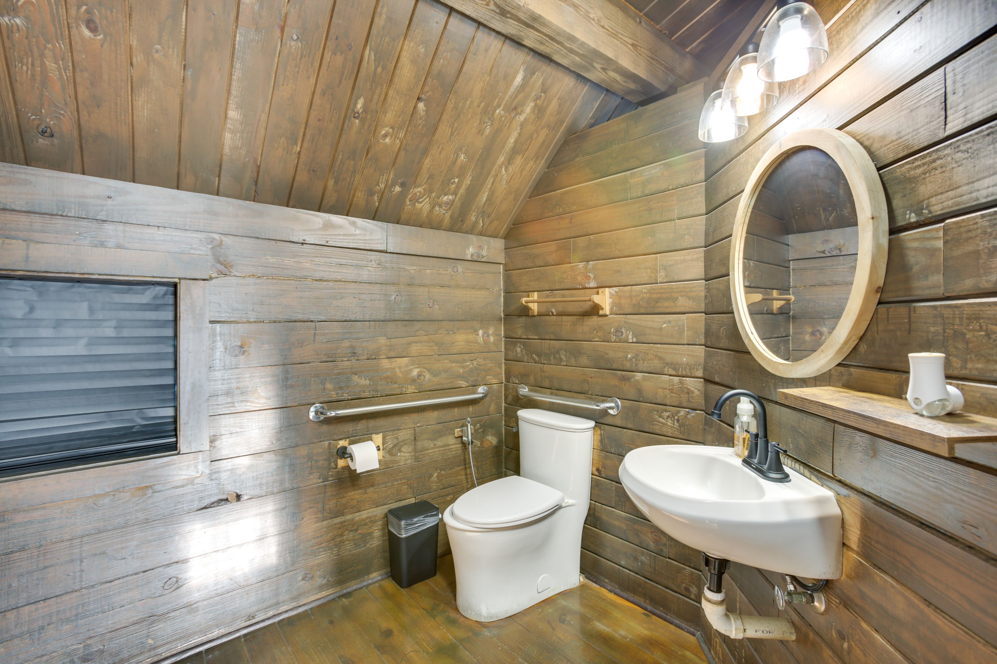 Full Bathroom | Towels Provided