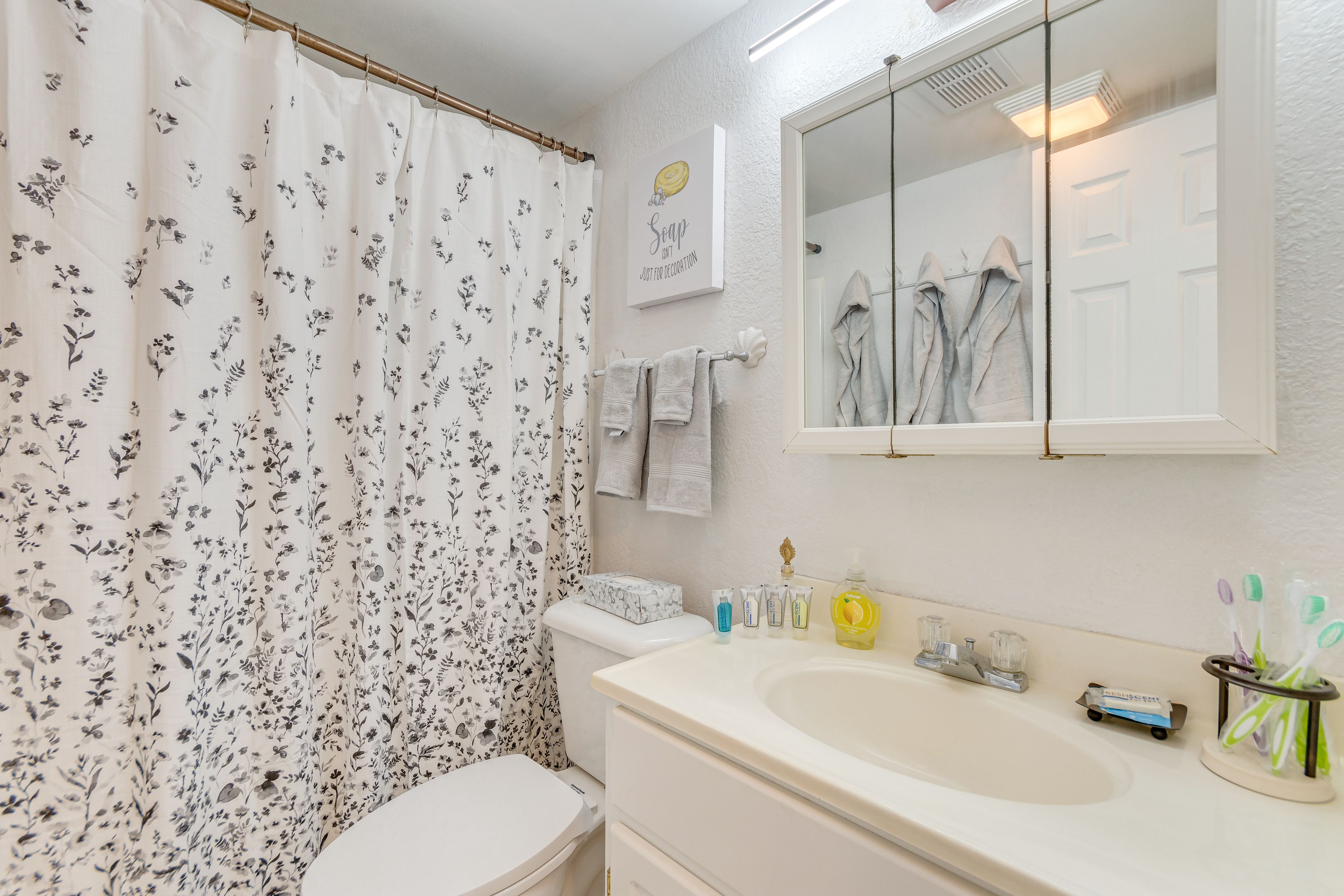 Full Bathroom | Linens & Towels | Complimentary Toiletries
