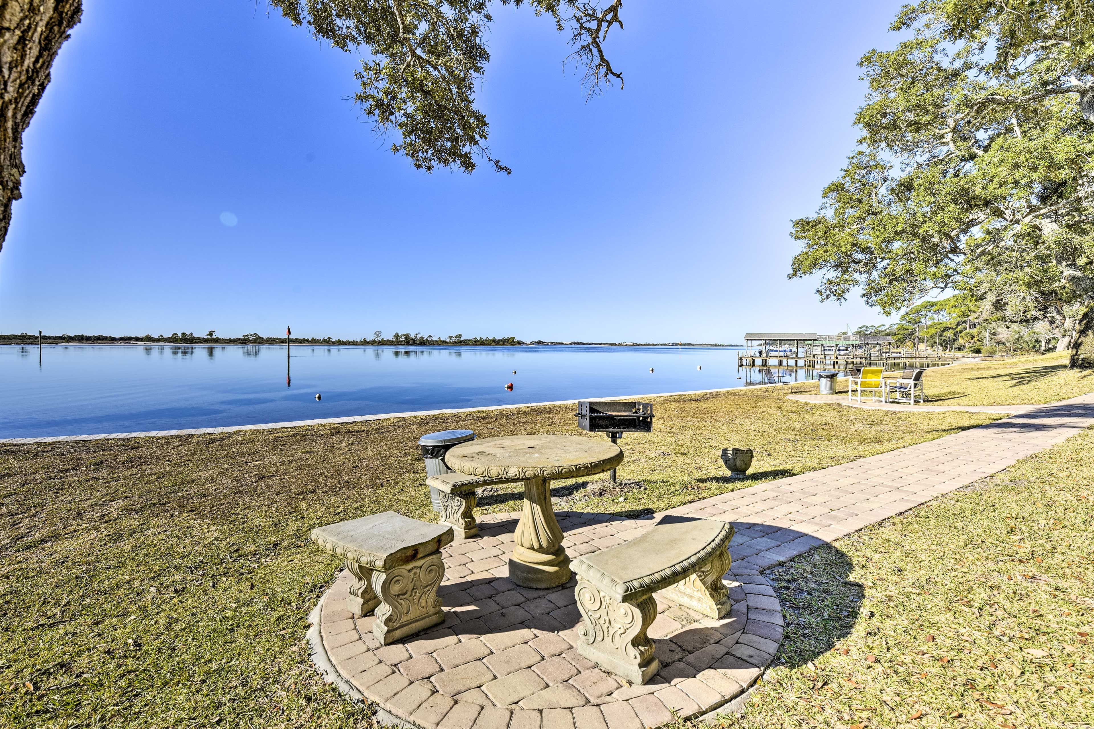 Waterfront Community | Picnic Areas | Charcoal Grills
