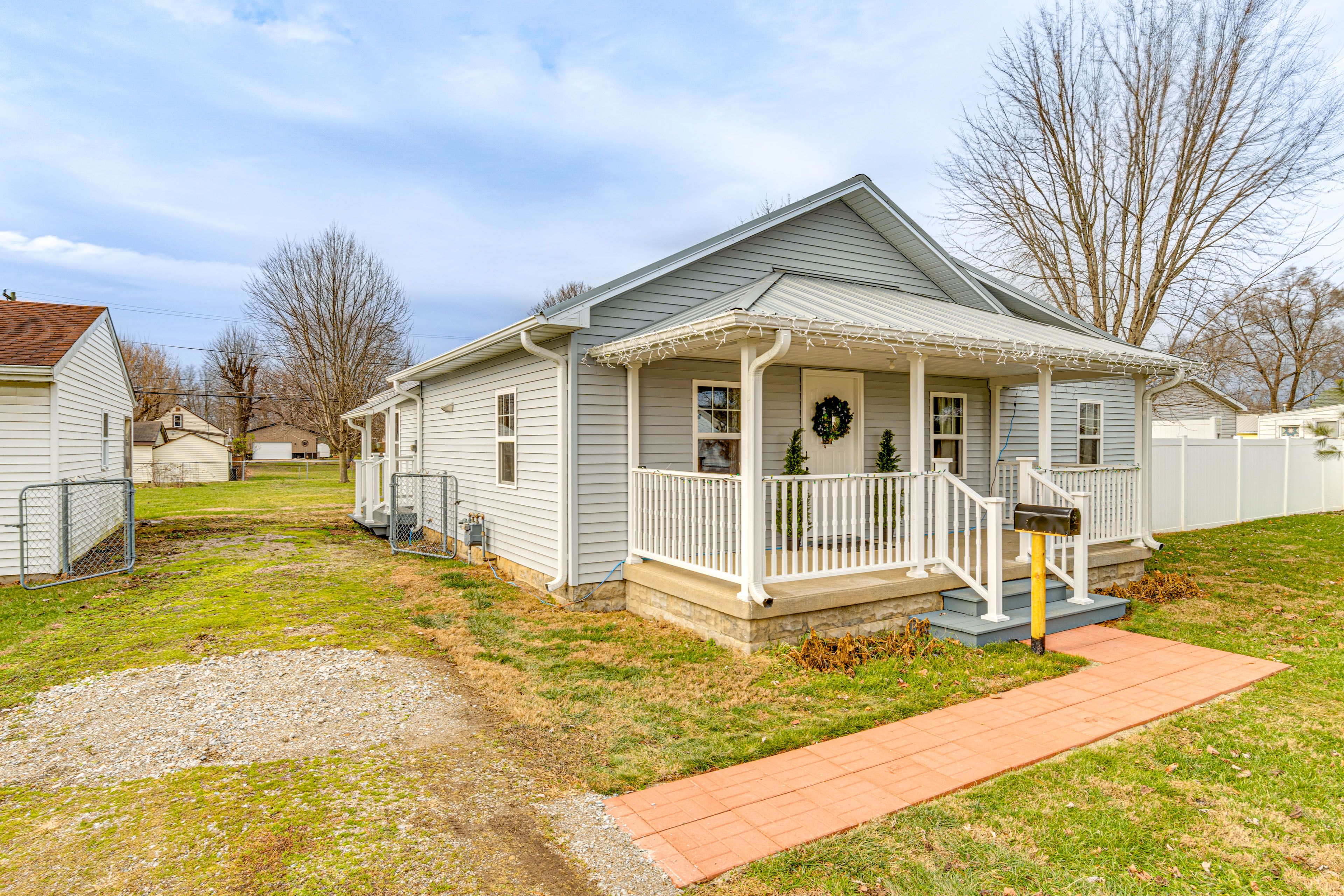 Parking | Driveway (4 Vehicles) | Free Street Parking | RV/Trailer Parking