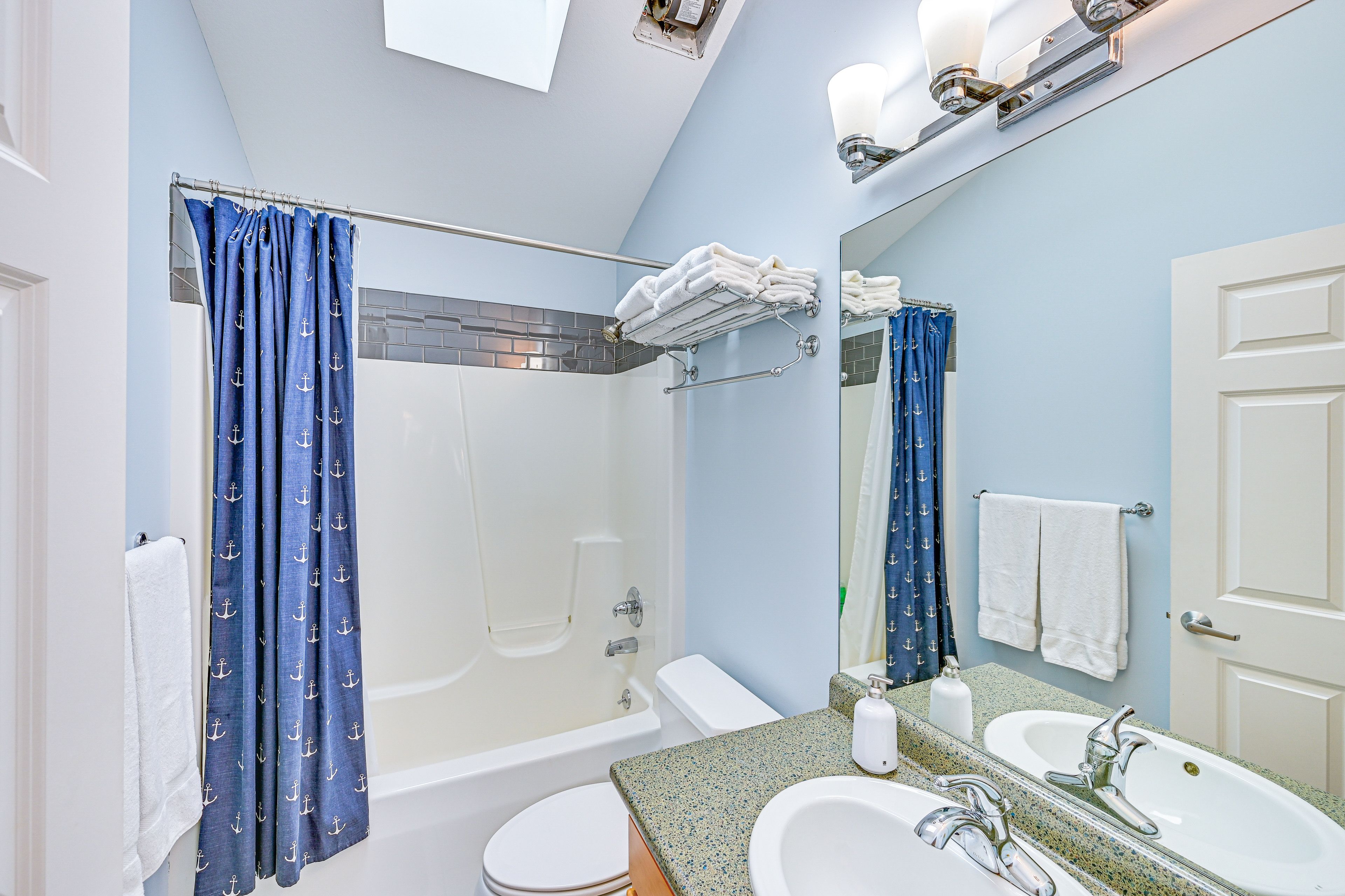 Full Bathroom | 2nd Floor | Towels Provided