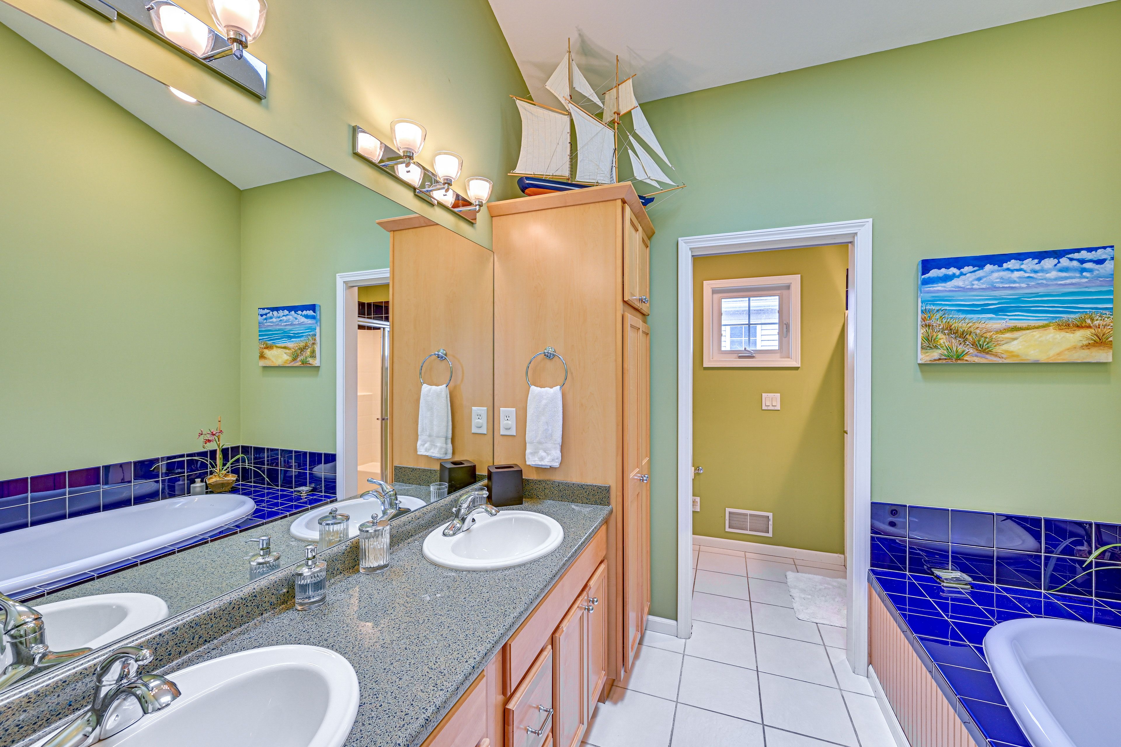 Full Bathroom | 2nd Floor | Towels Provided