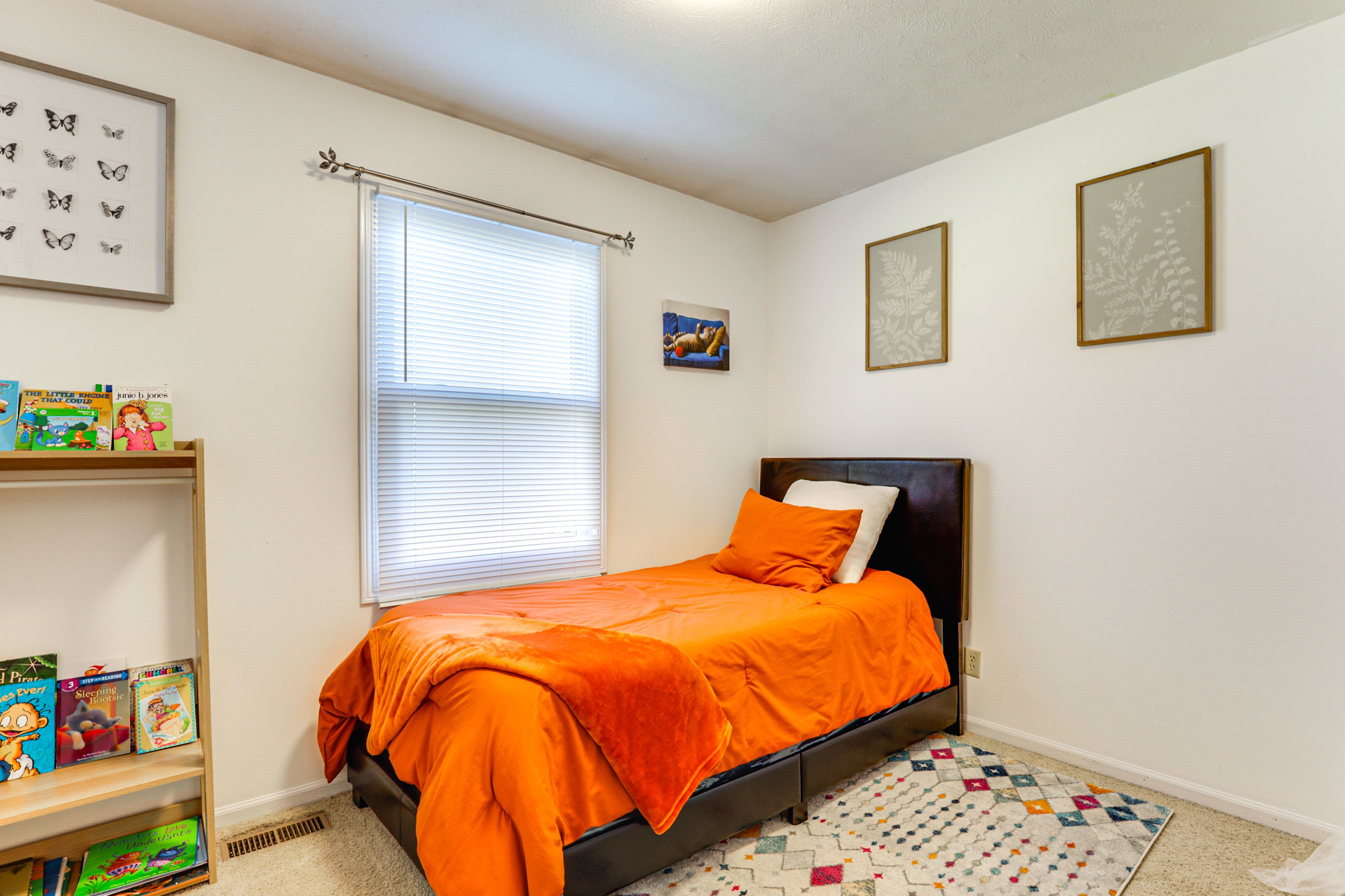 Bedroom 2 | Twin Bed | 1st Floor