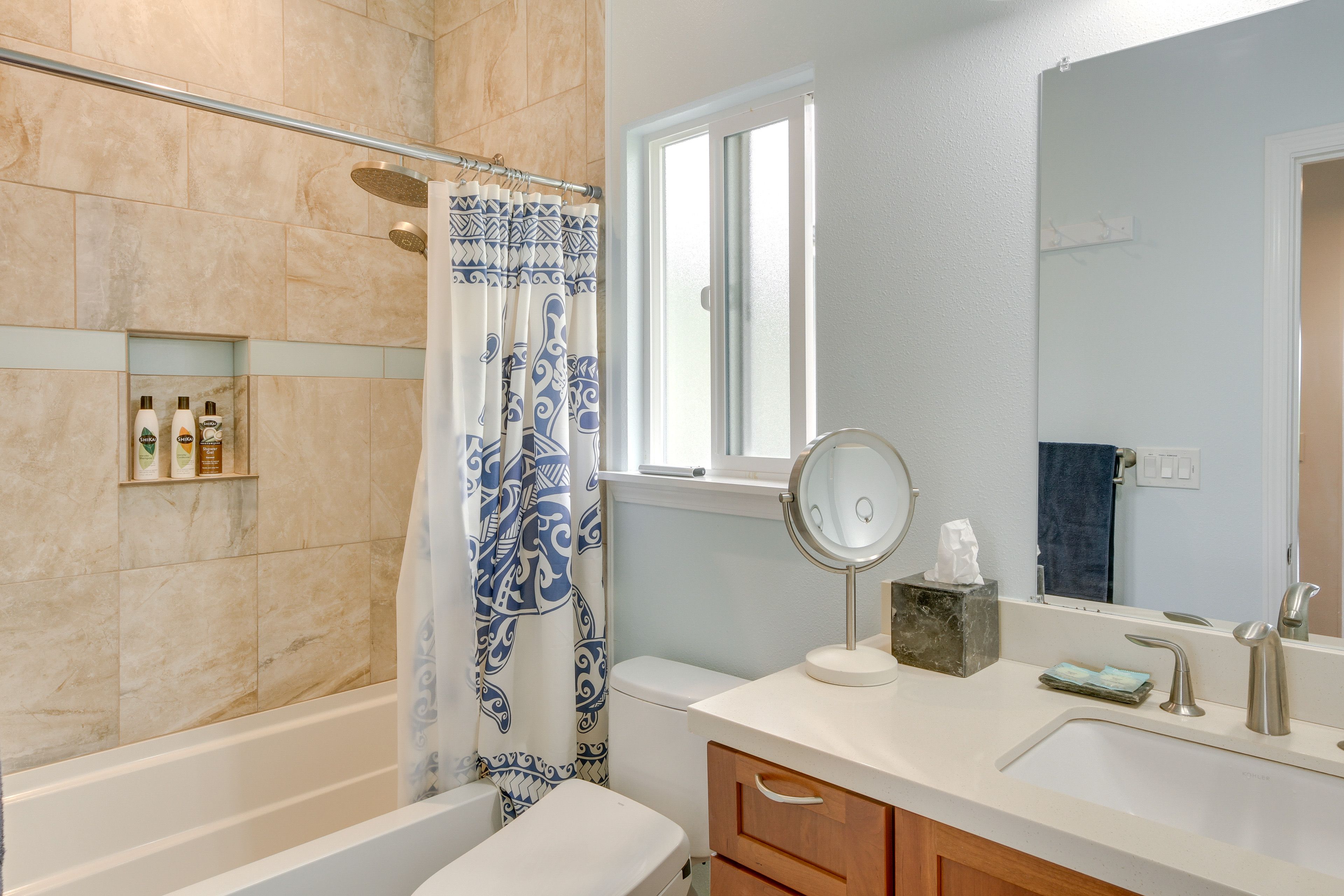Full Bathroom | Towels Provided