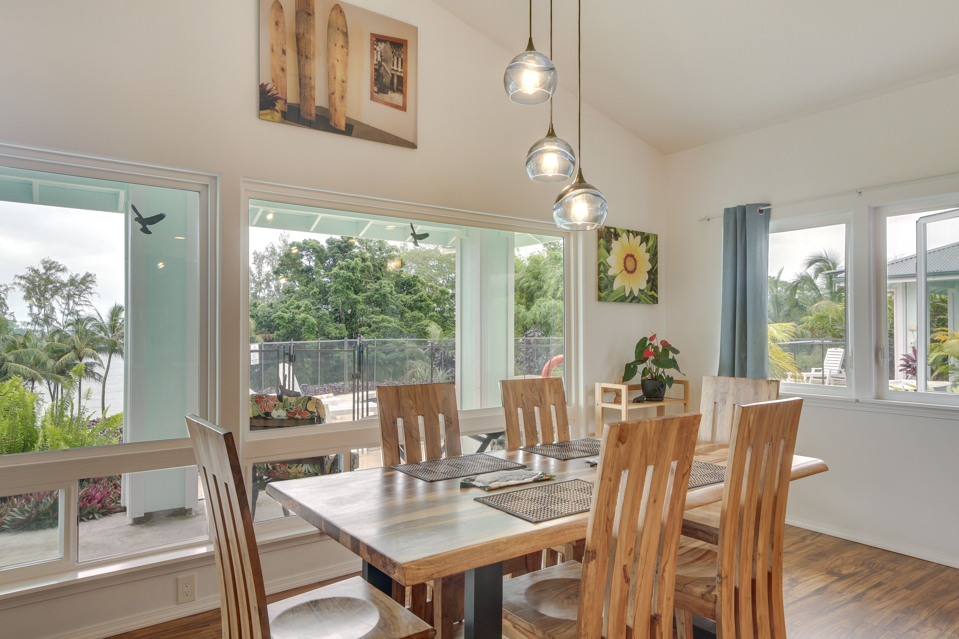 Dining Area | Dishware & Flatware Provided