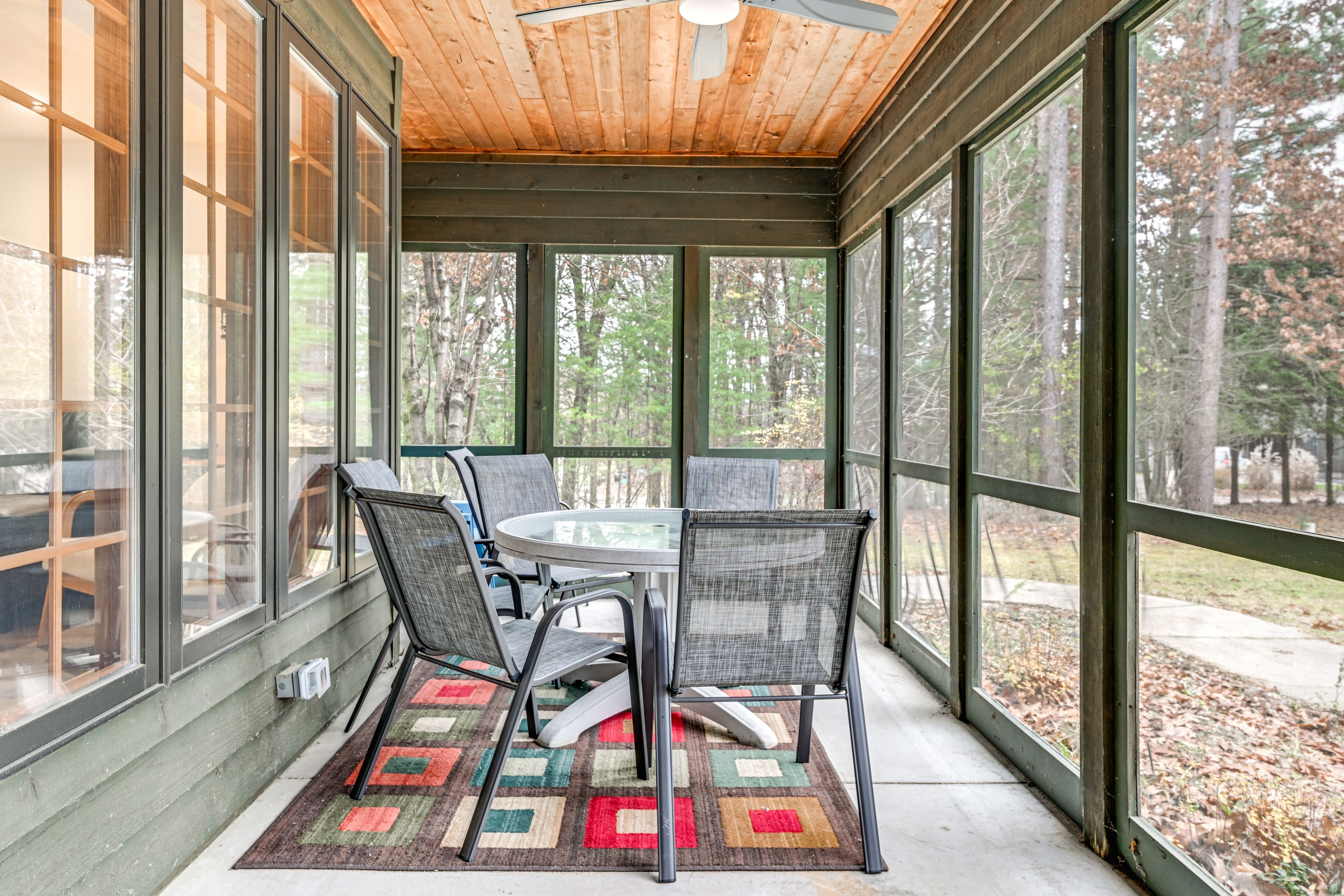 Screened Porch | Dining Area