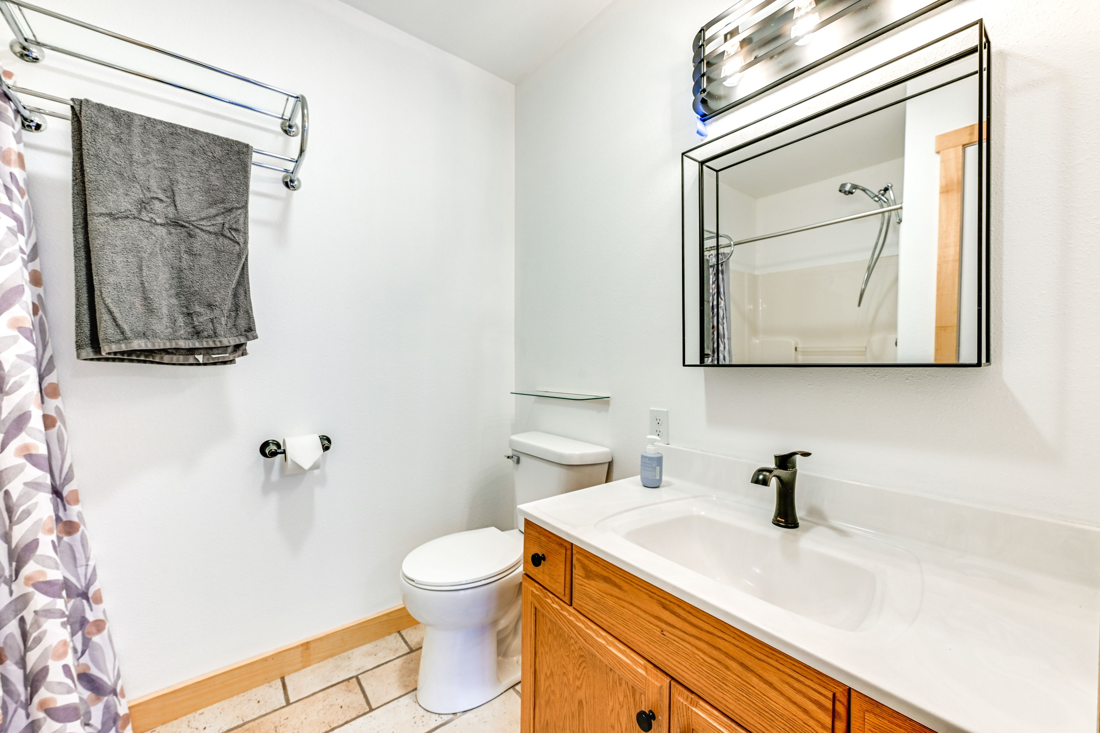 En-Suite Bathroom | Main Level | Towels Provided