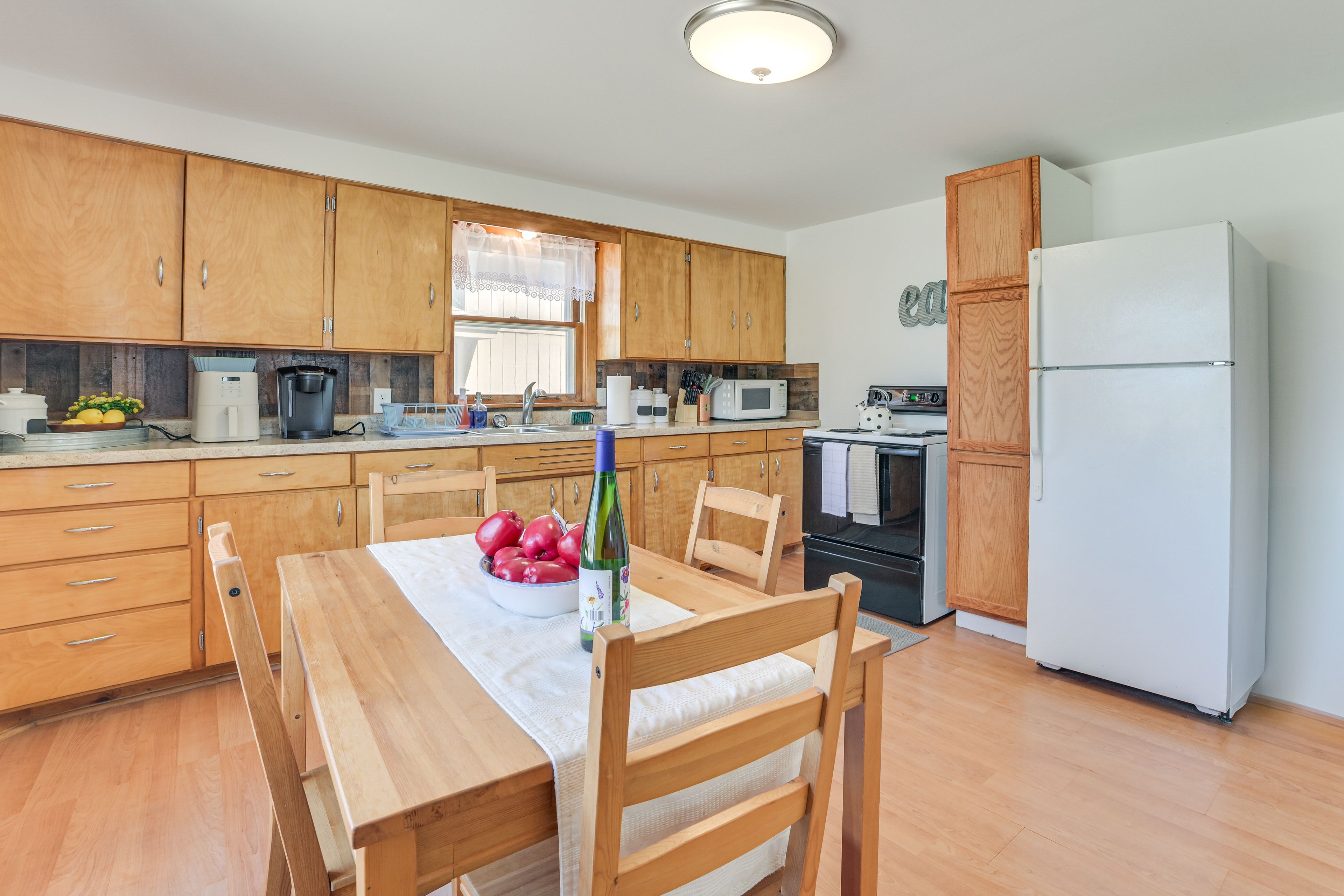Kitchen & Dining Area