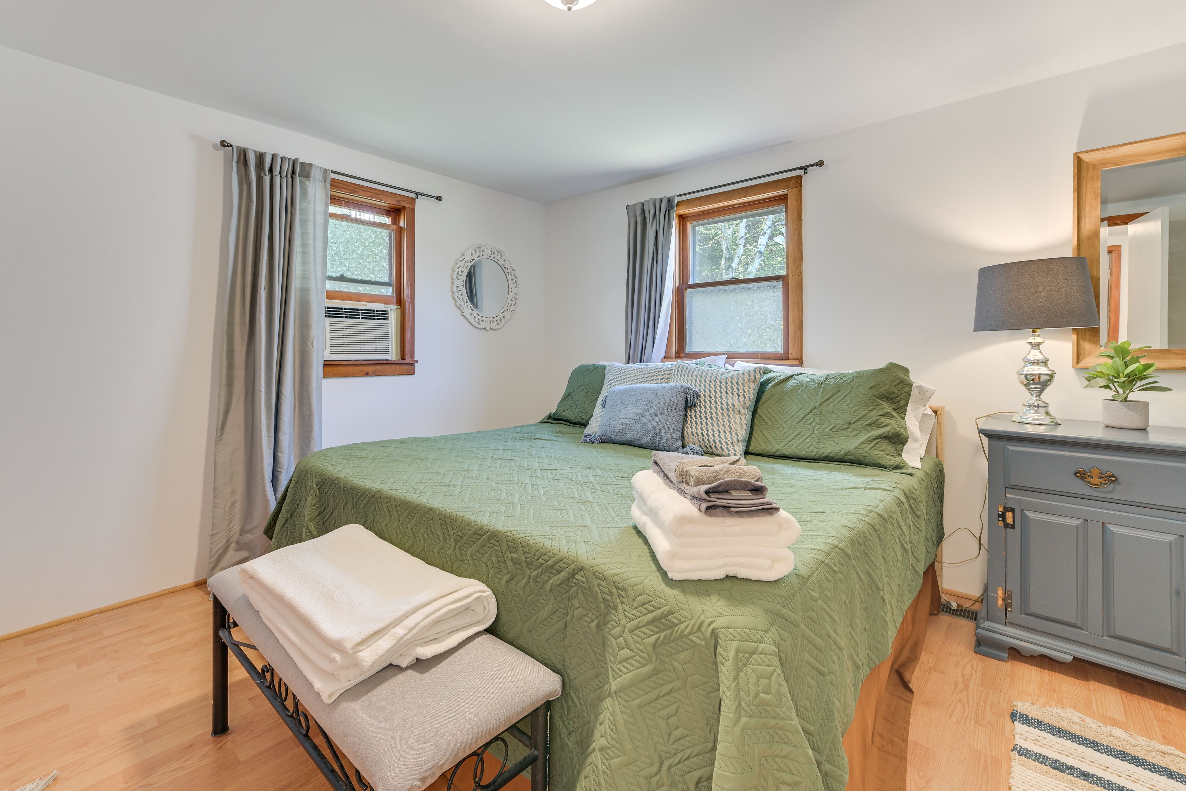 Bedroom | King Bed | Linens Provided
