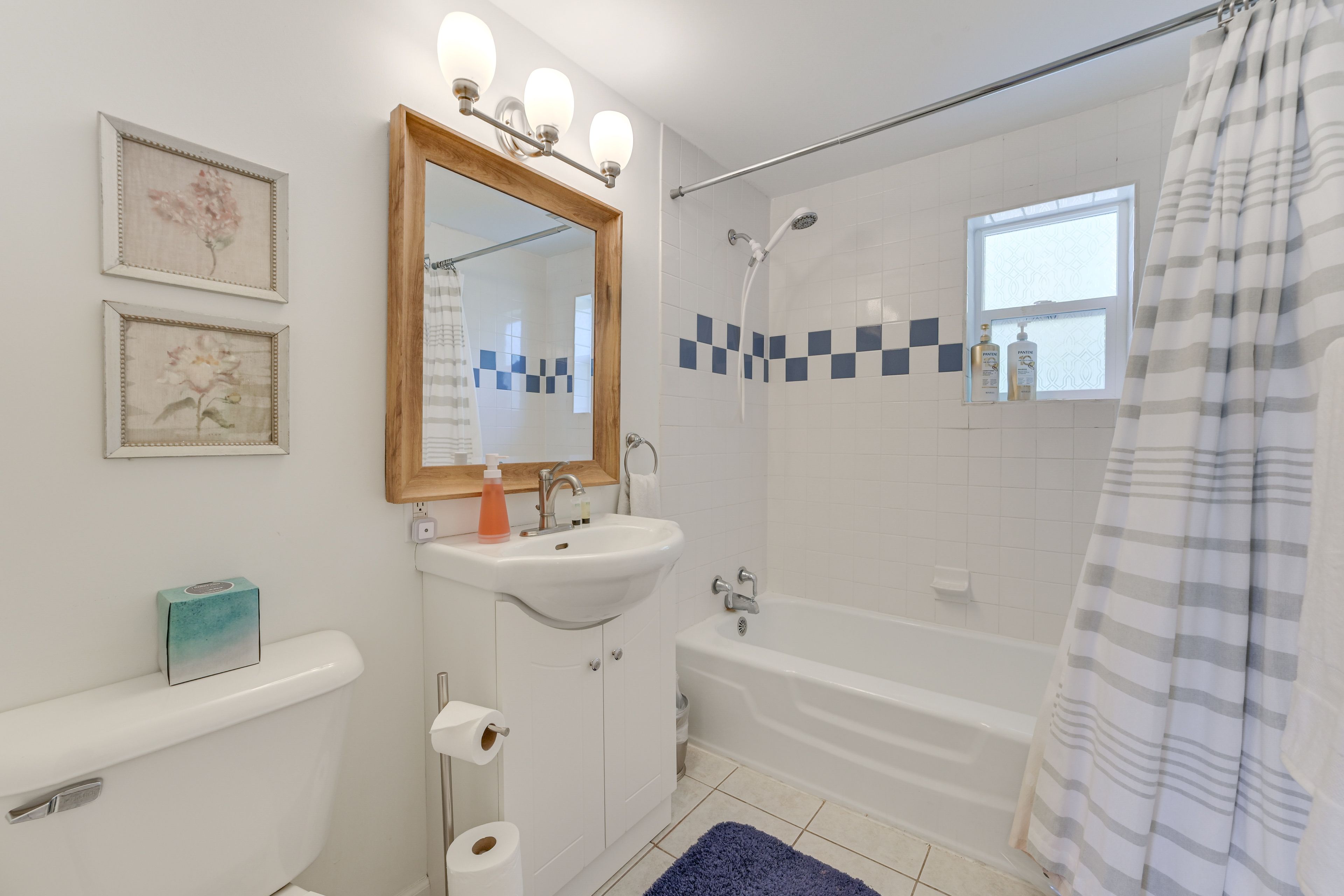 Full Bathroom | Complimentary Toiletries | Towels Provided