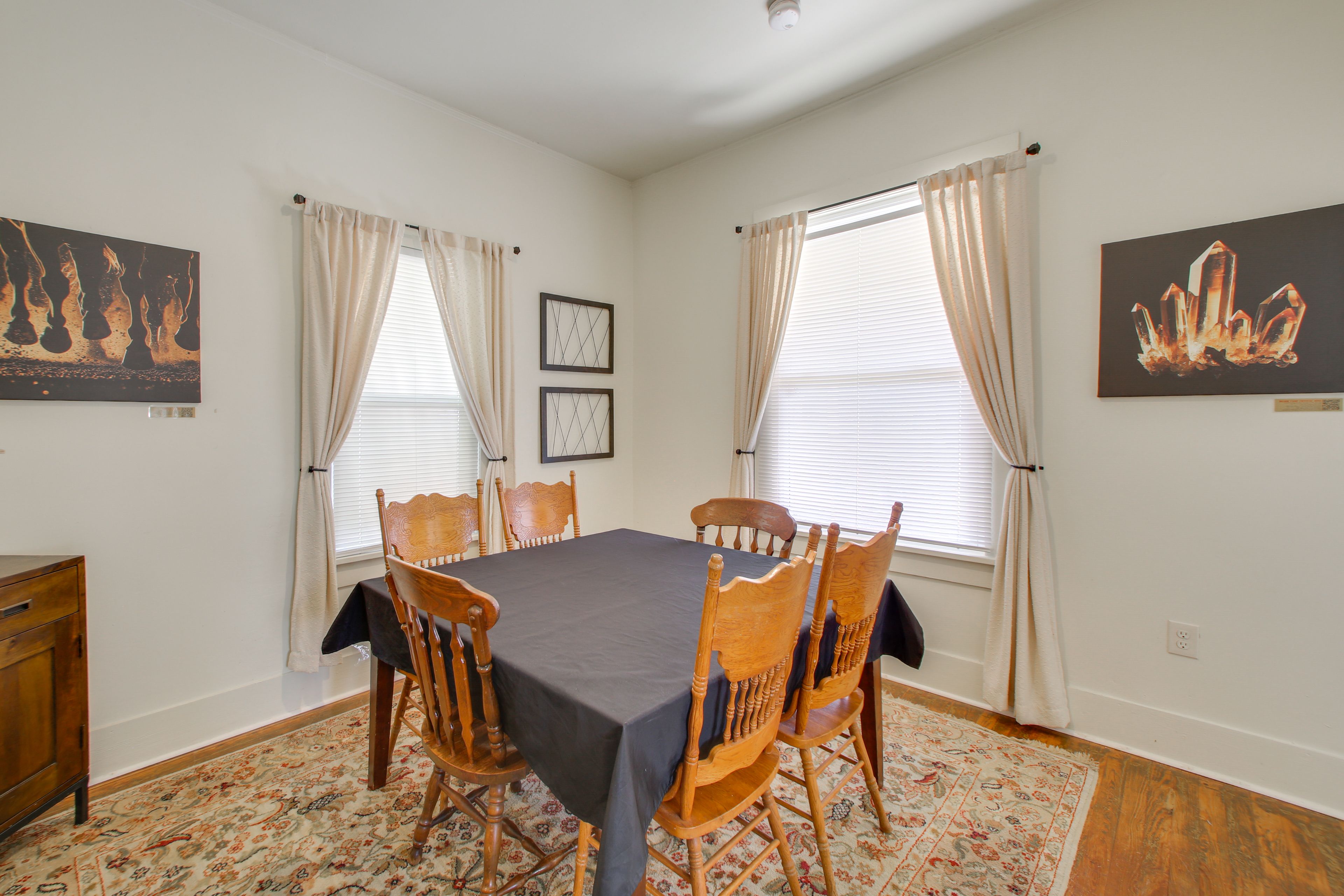 Dining Area | Dishware/Flatware Provided | Breakfast Bar
