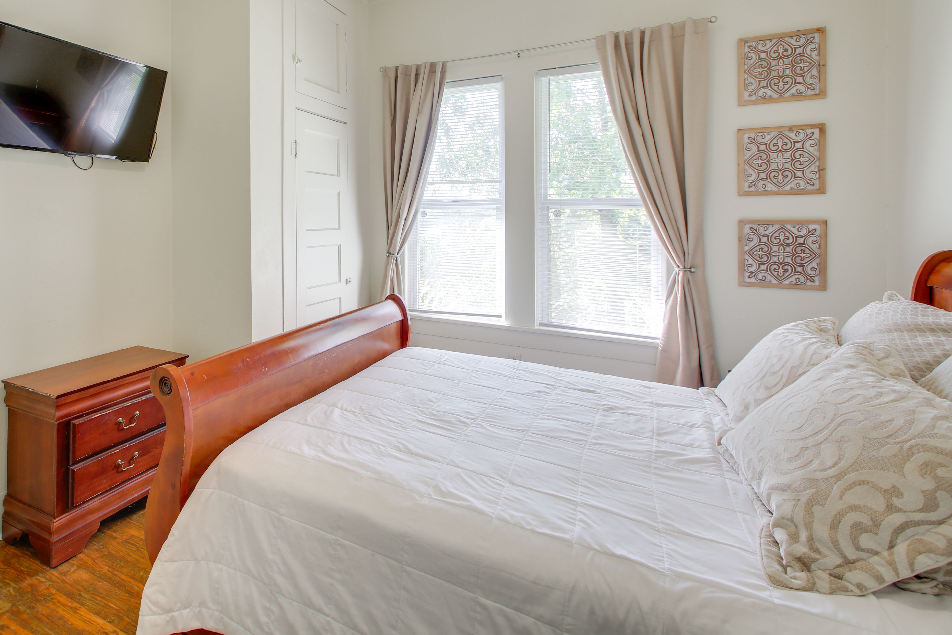 Bedroom 2 | Queen Bed | Smart TV