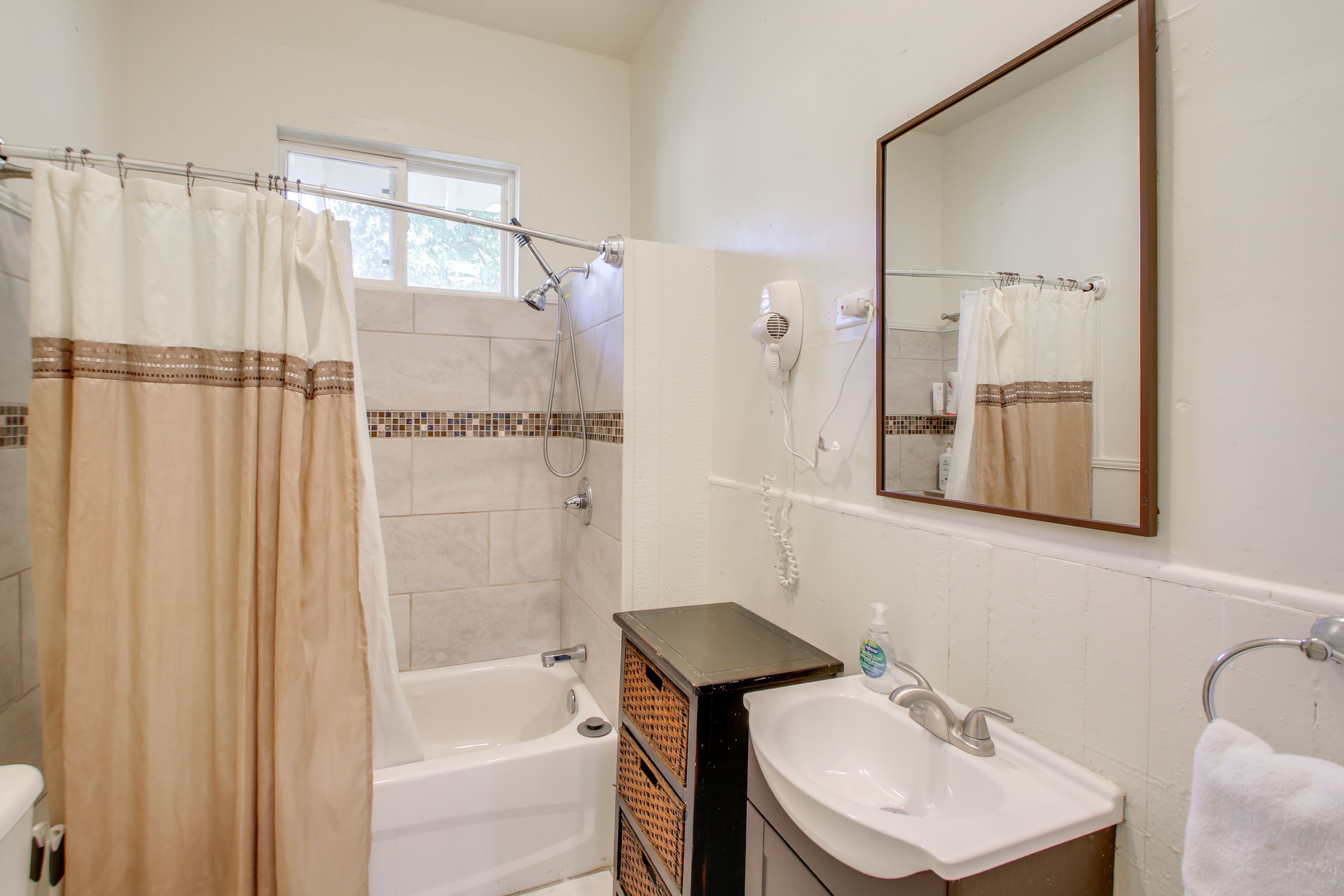 Full Bathroom | Towels Provided
