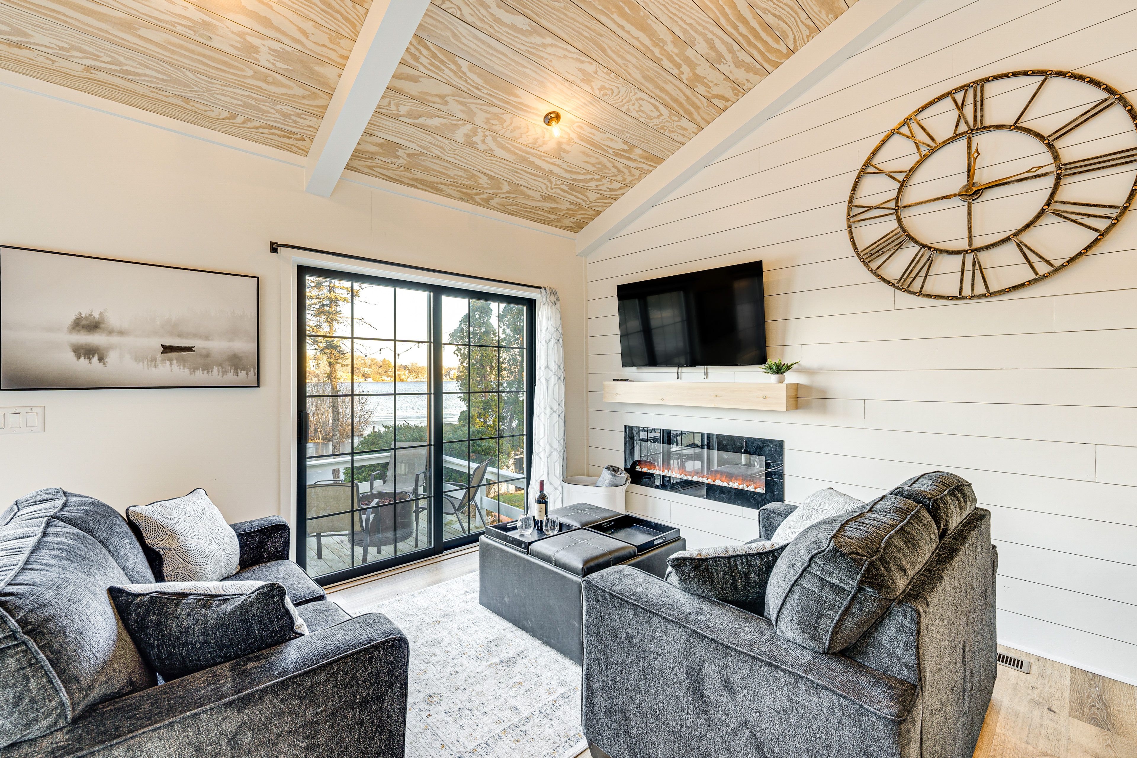 Living Room | 1st Floor | Smart TV | Free WiFi