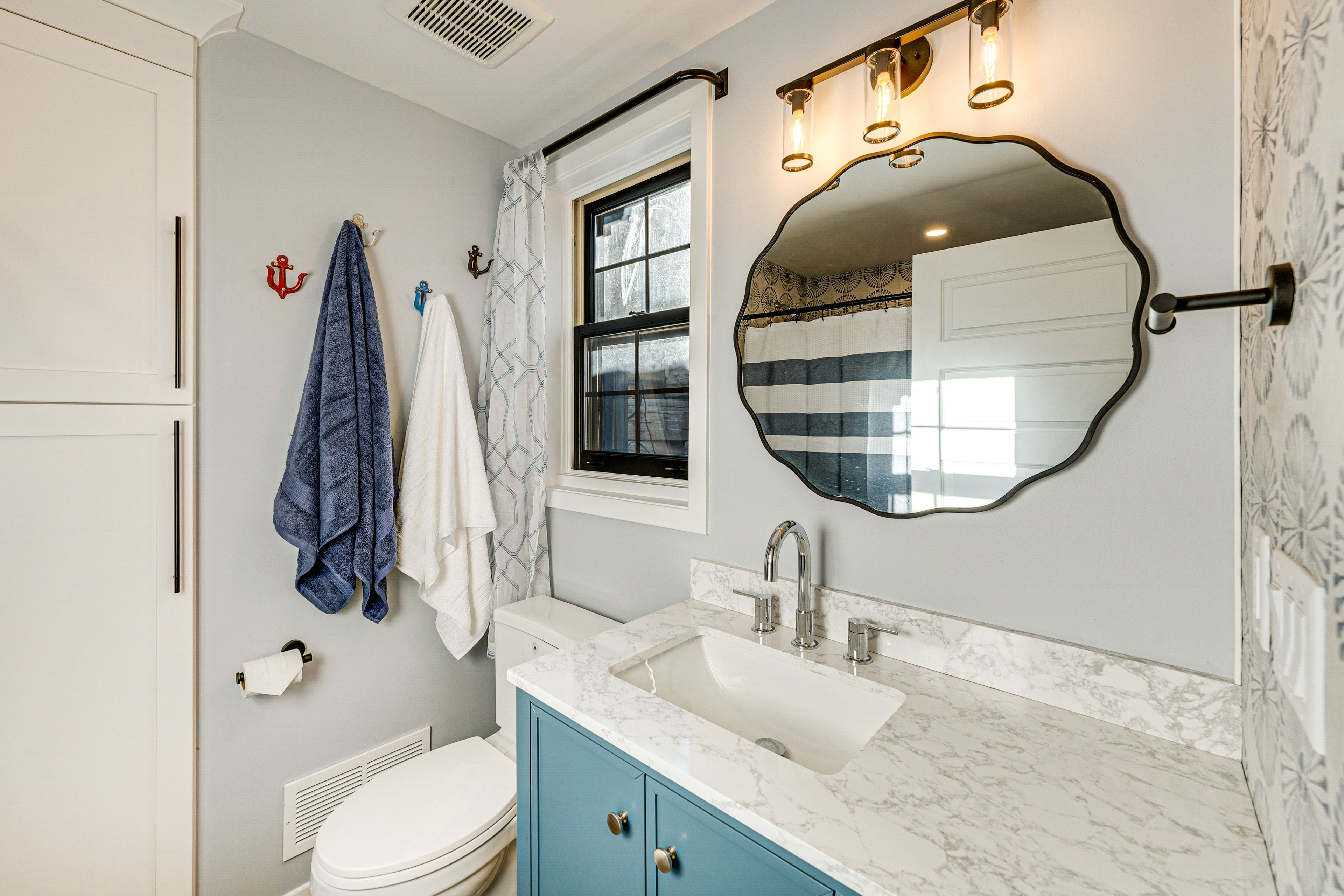 Full Bathroom | 1st Floor | Towels Provided