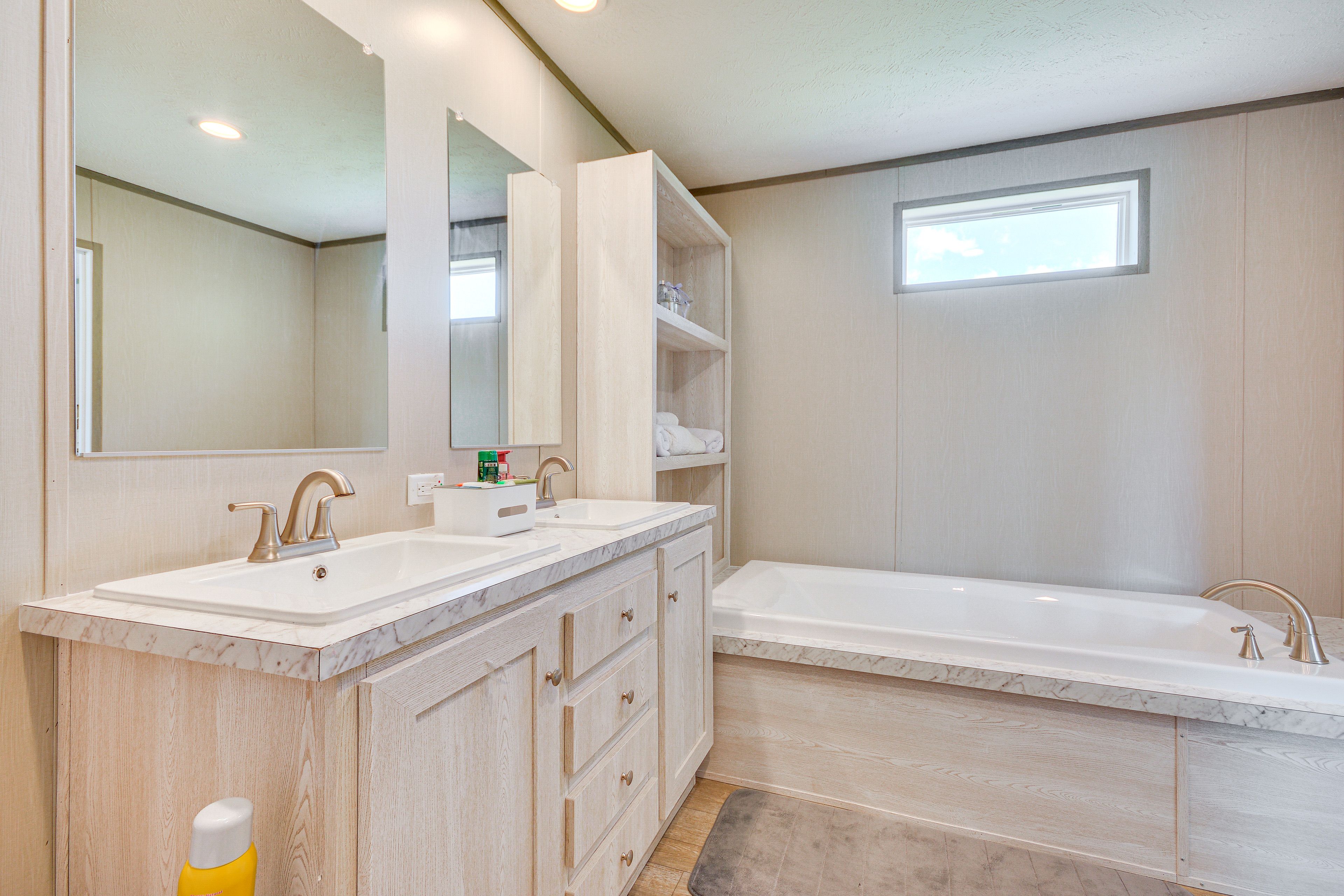 Full Bathroom | Towels Provided