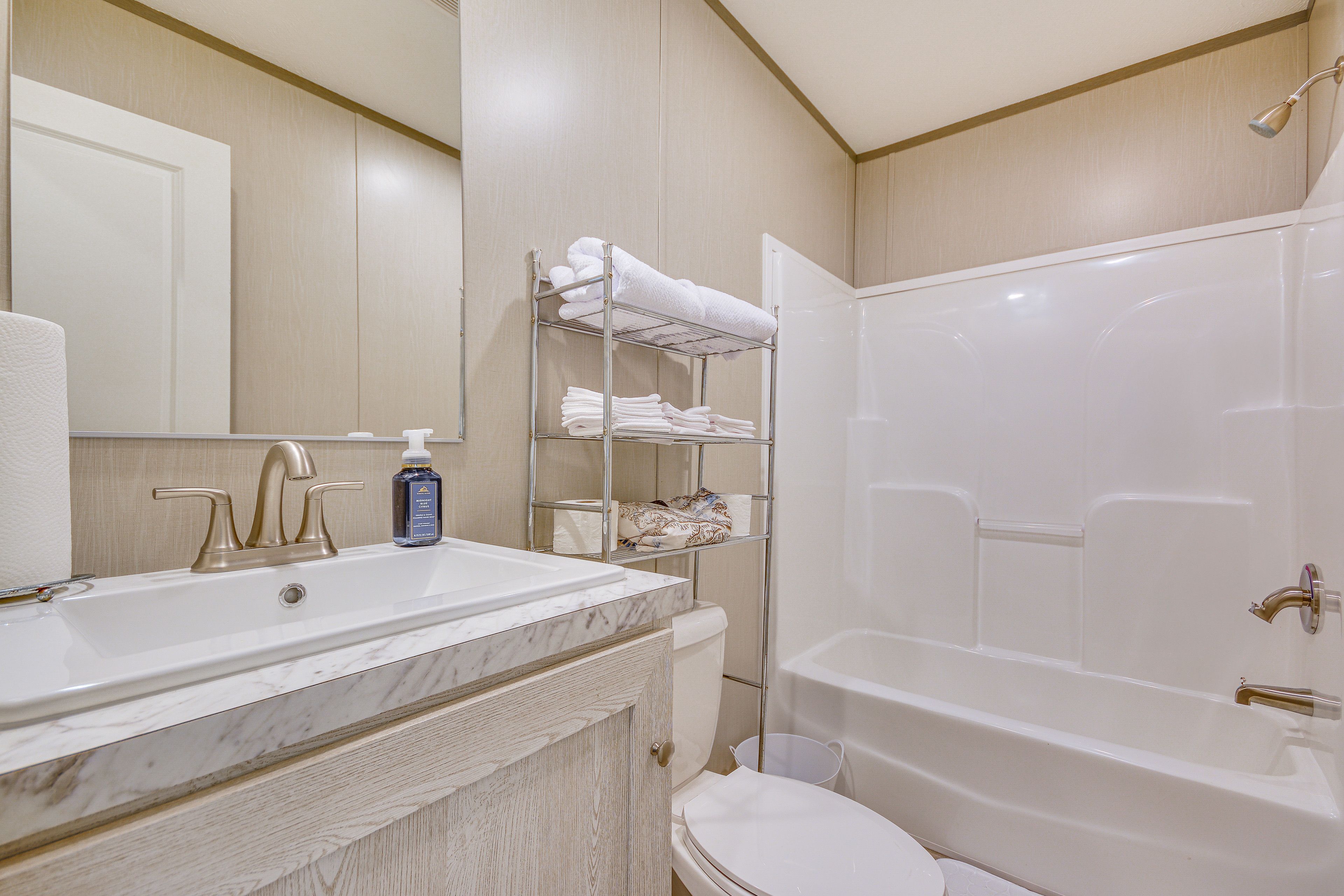 Full Bathroom | Towels Provided