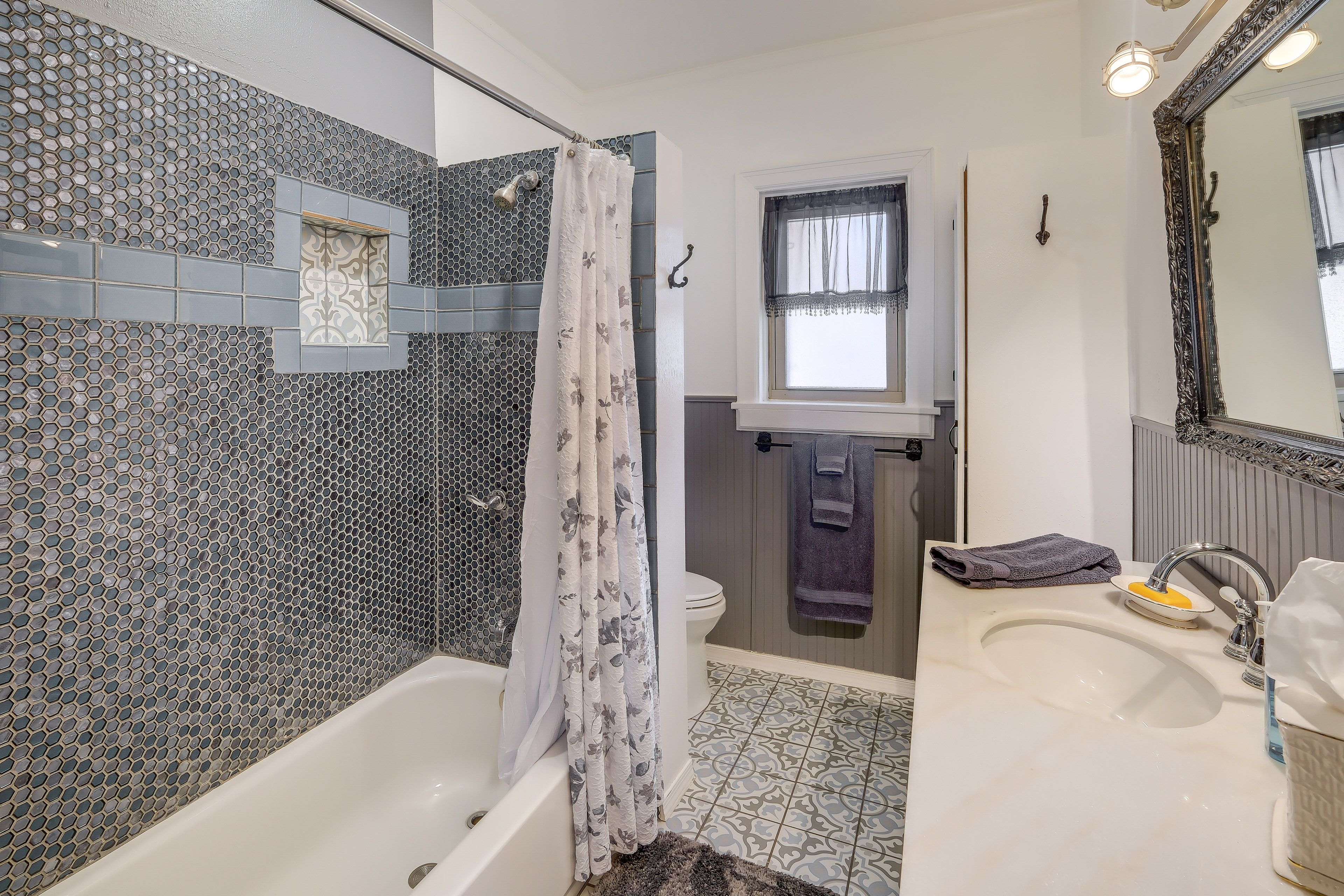 Full Bathroom | Complimentary Toiletries
