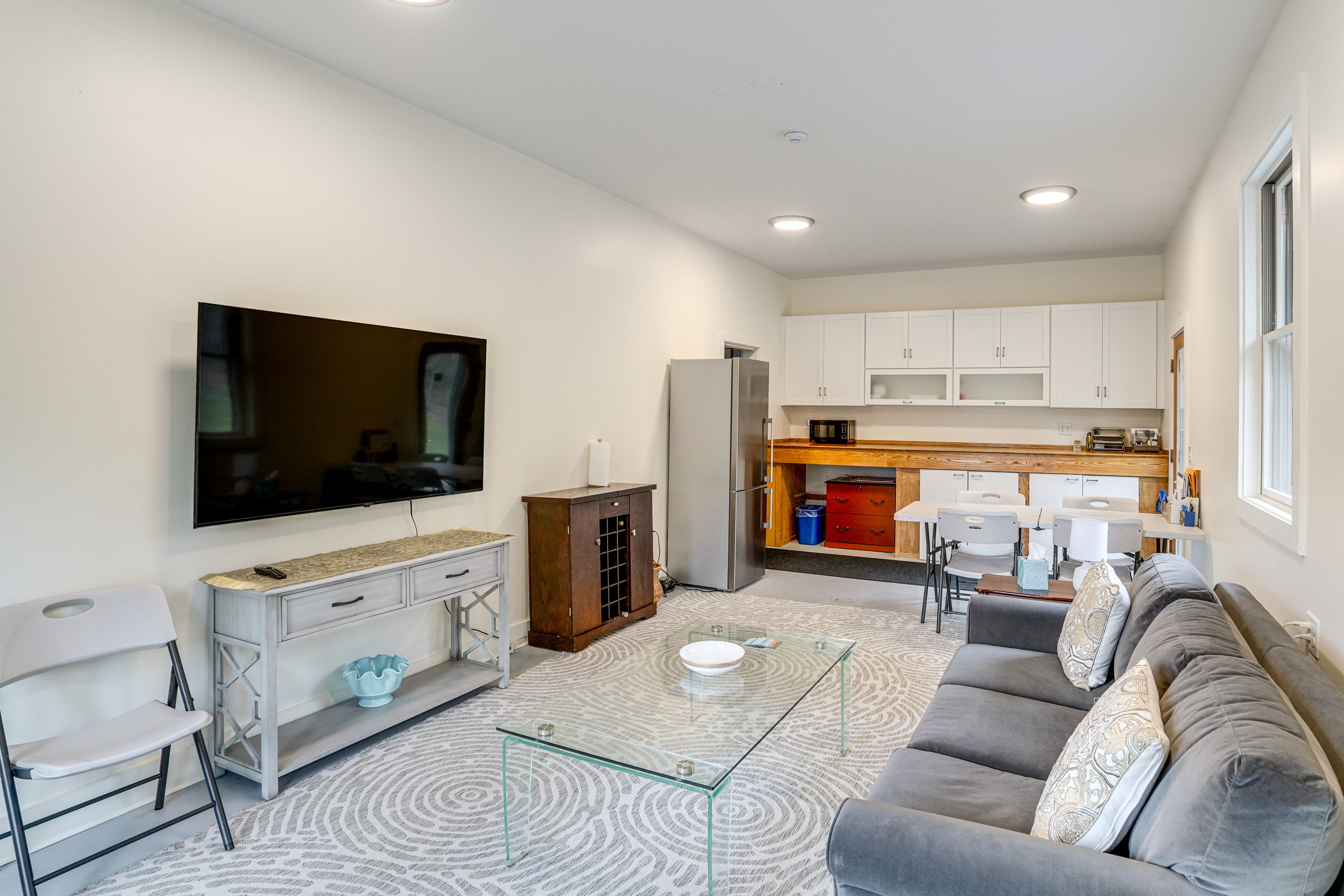 Living Room | Smart TV | Free WiFi | Central A/C