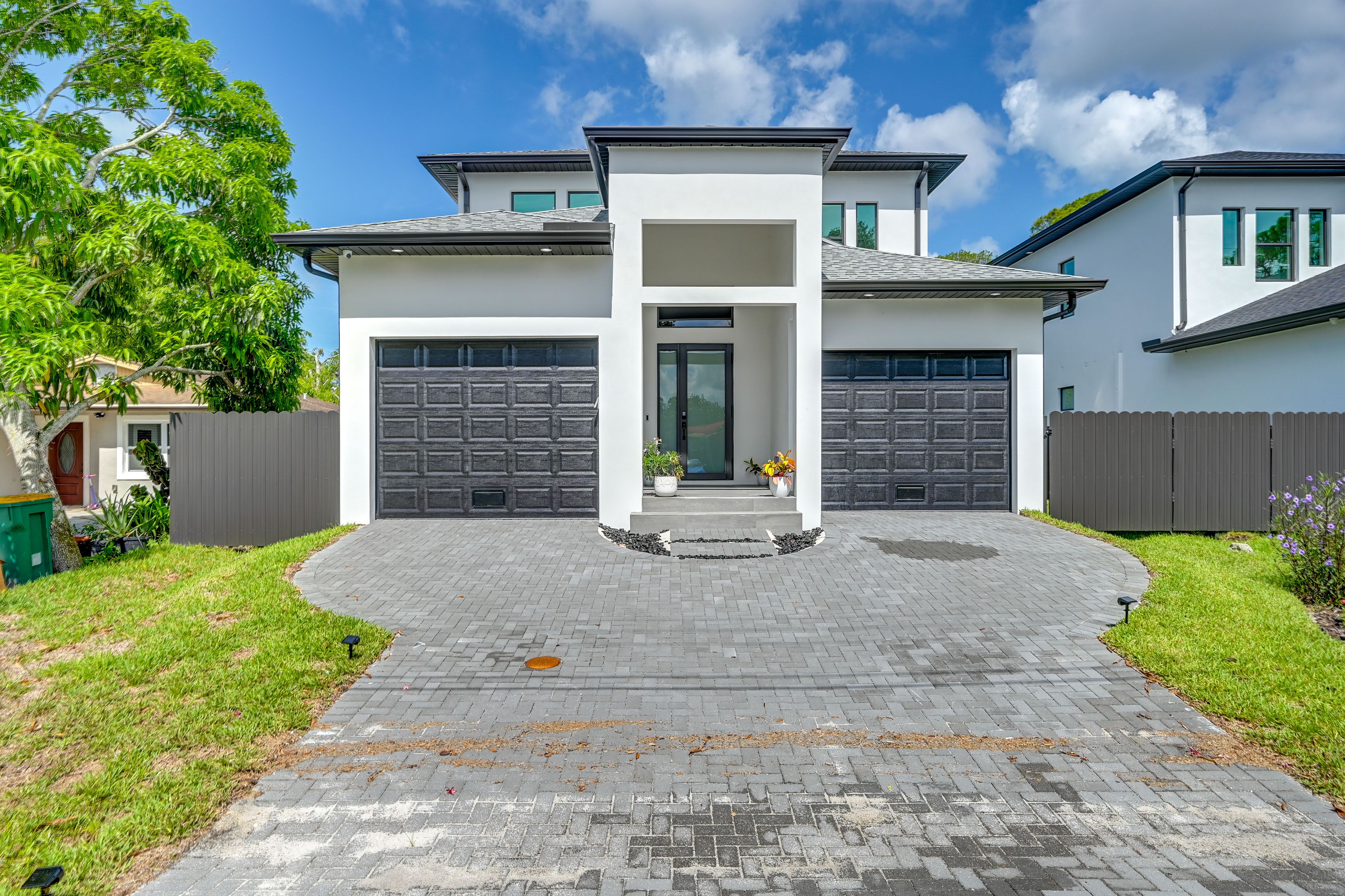 Parking | Driveway (2 Vehicles) | Garage (2 Vehicles)