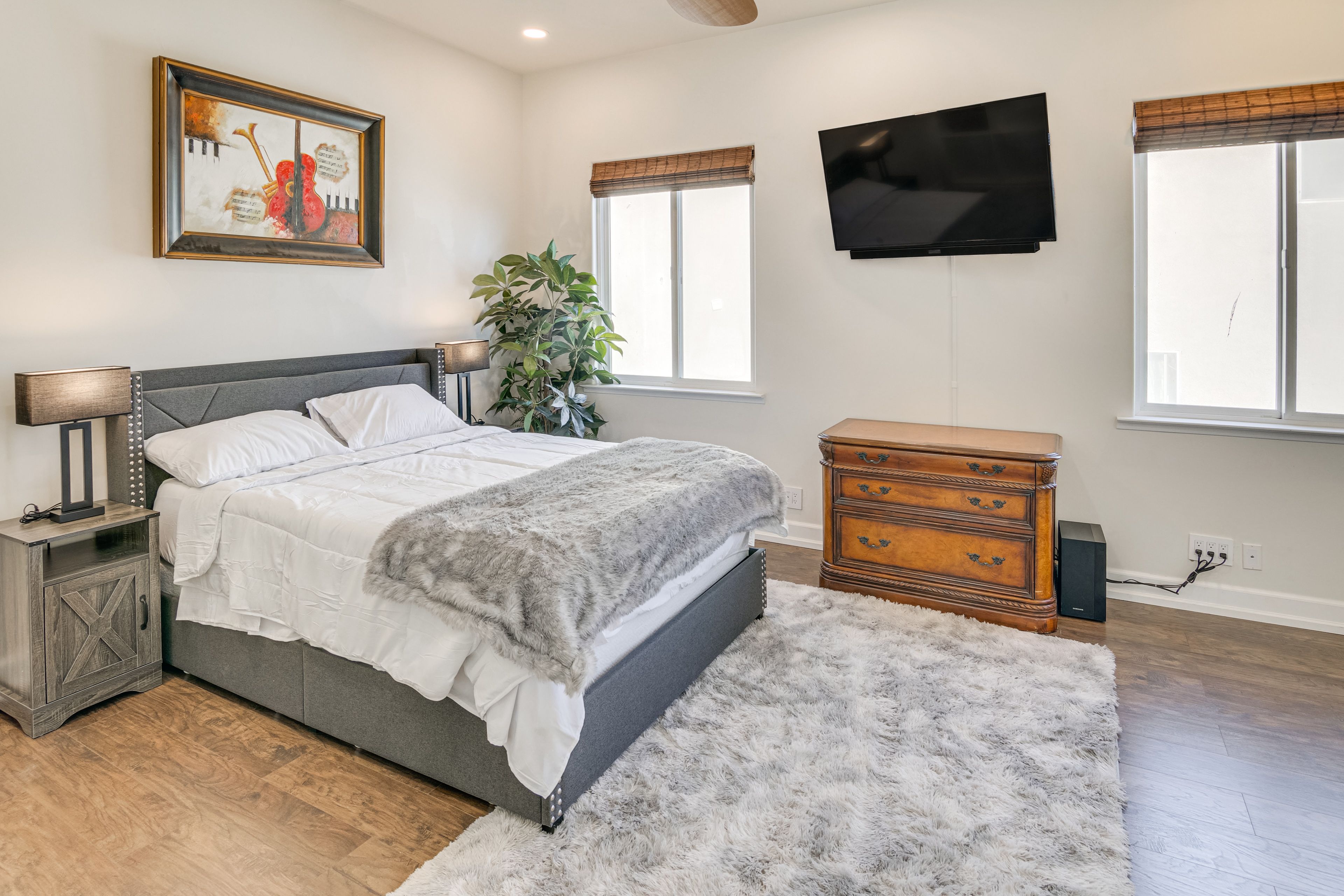 Bedroom 2 | Queen Bed | Smart TV