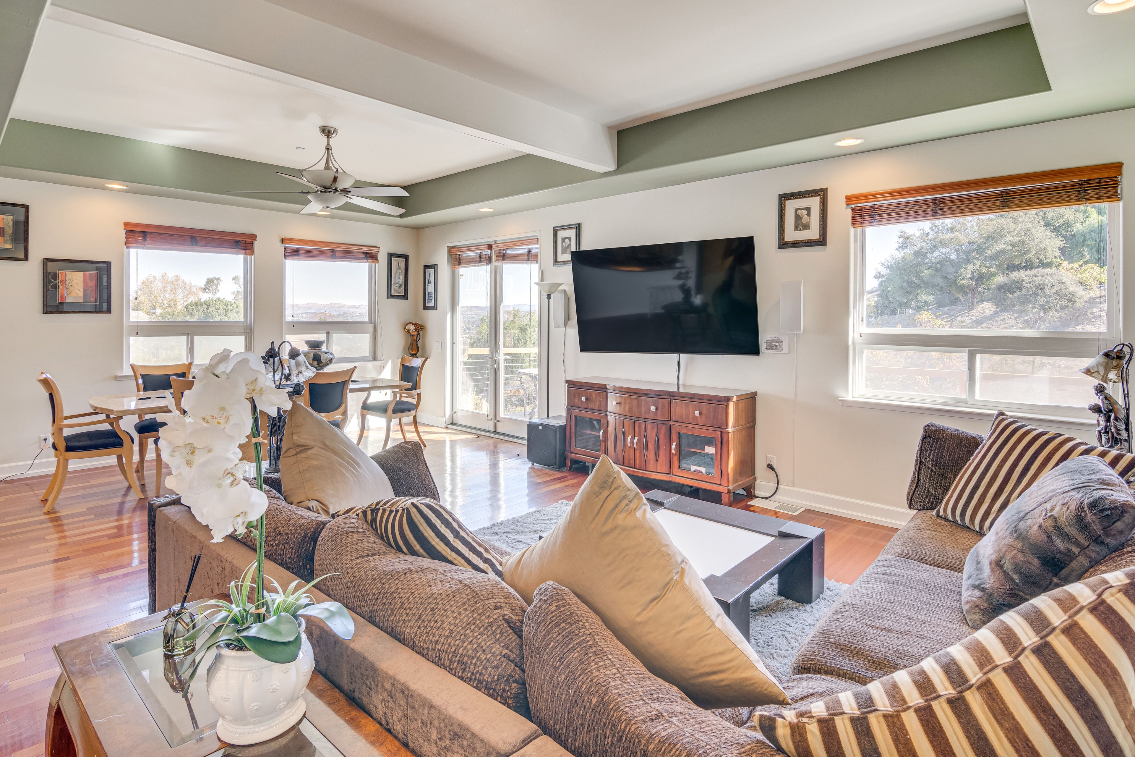 Living Room | Smart TV | Free WiFi | Central A/C & Heating