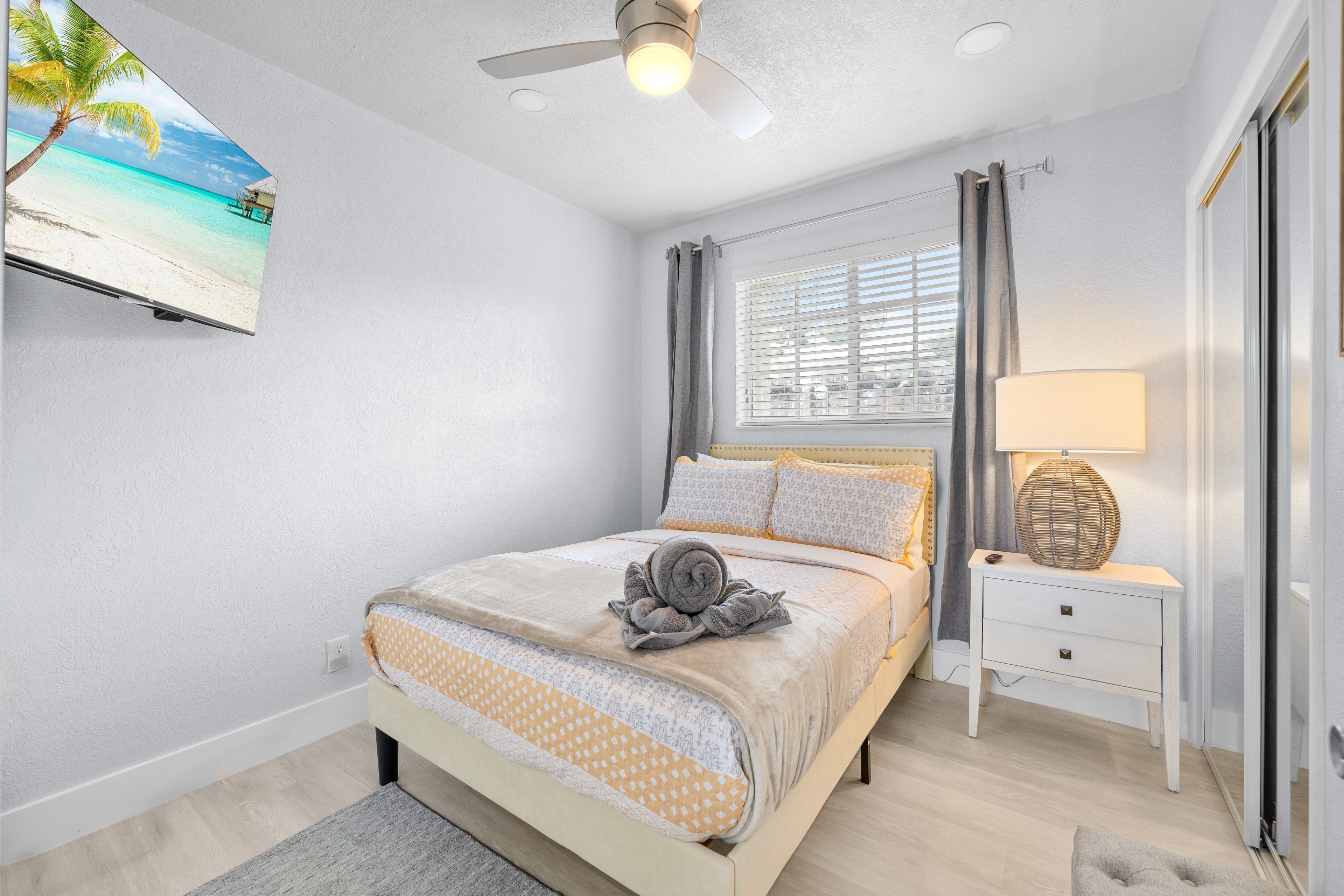 Bedroom 2 | Full Bed | Smart TV w/ Cable
