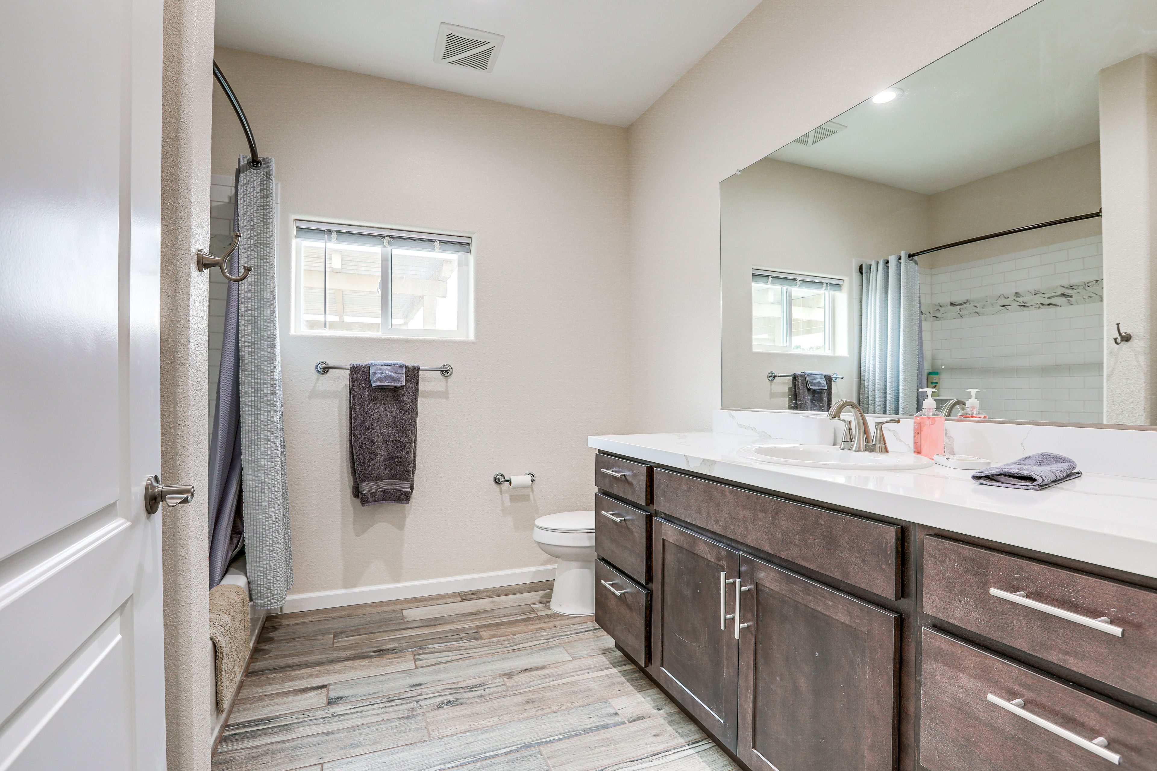 Full Bathroom | Towels Provided