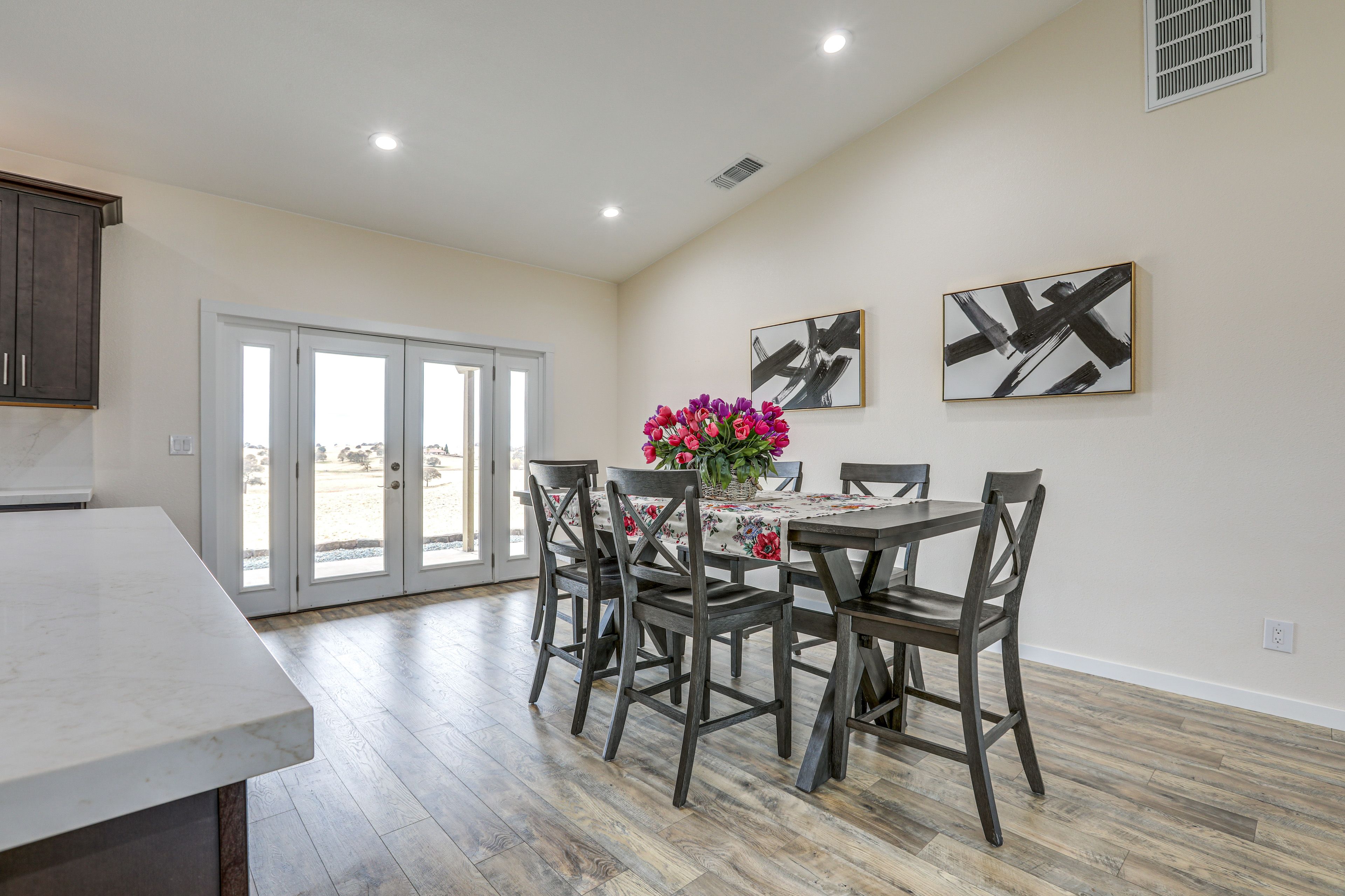 Dining Area | Dishware/Flatware Provided