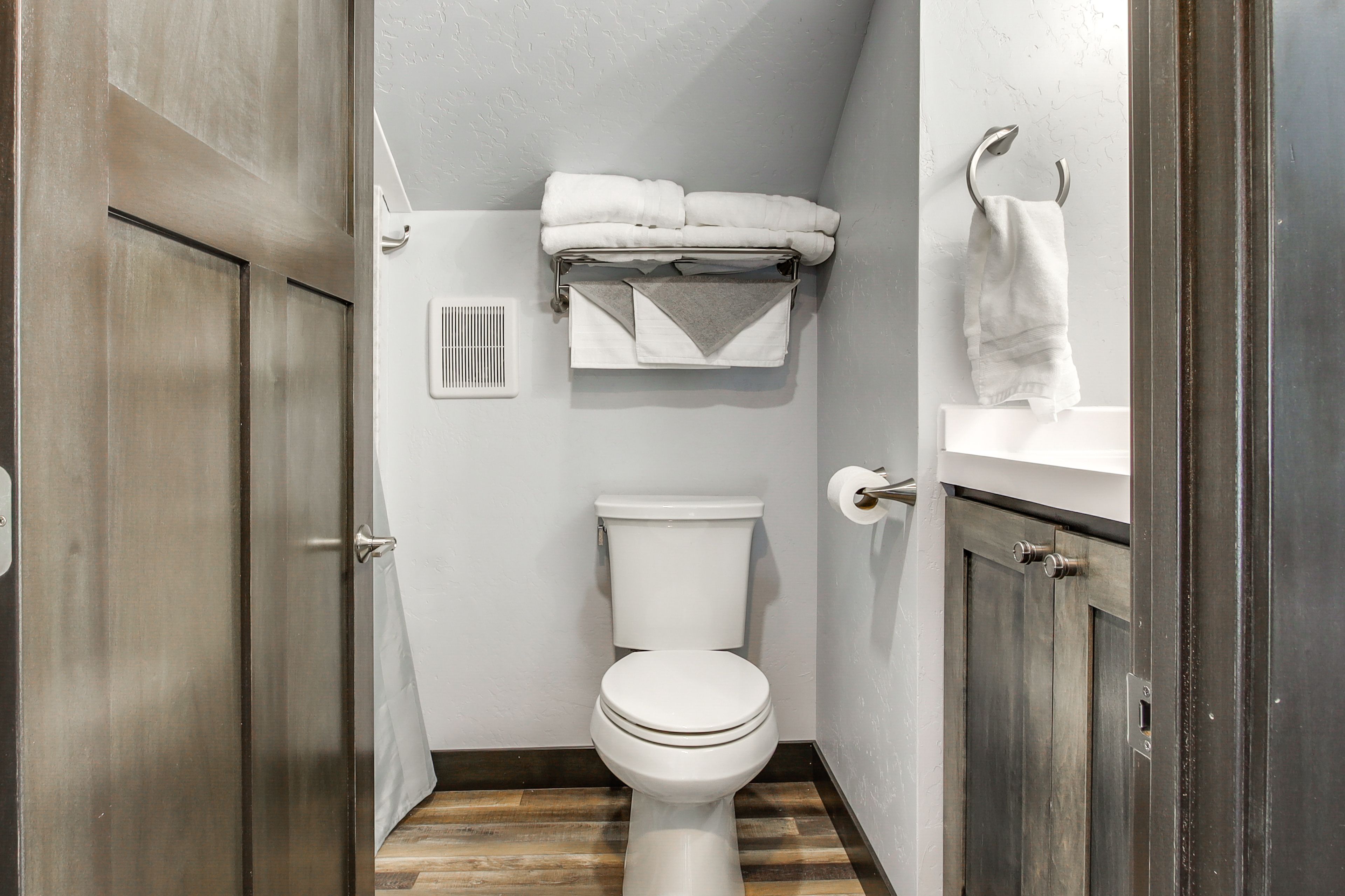 Full Bathroom | 2nd Floor