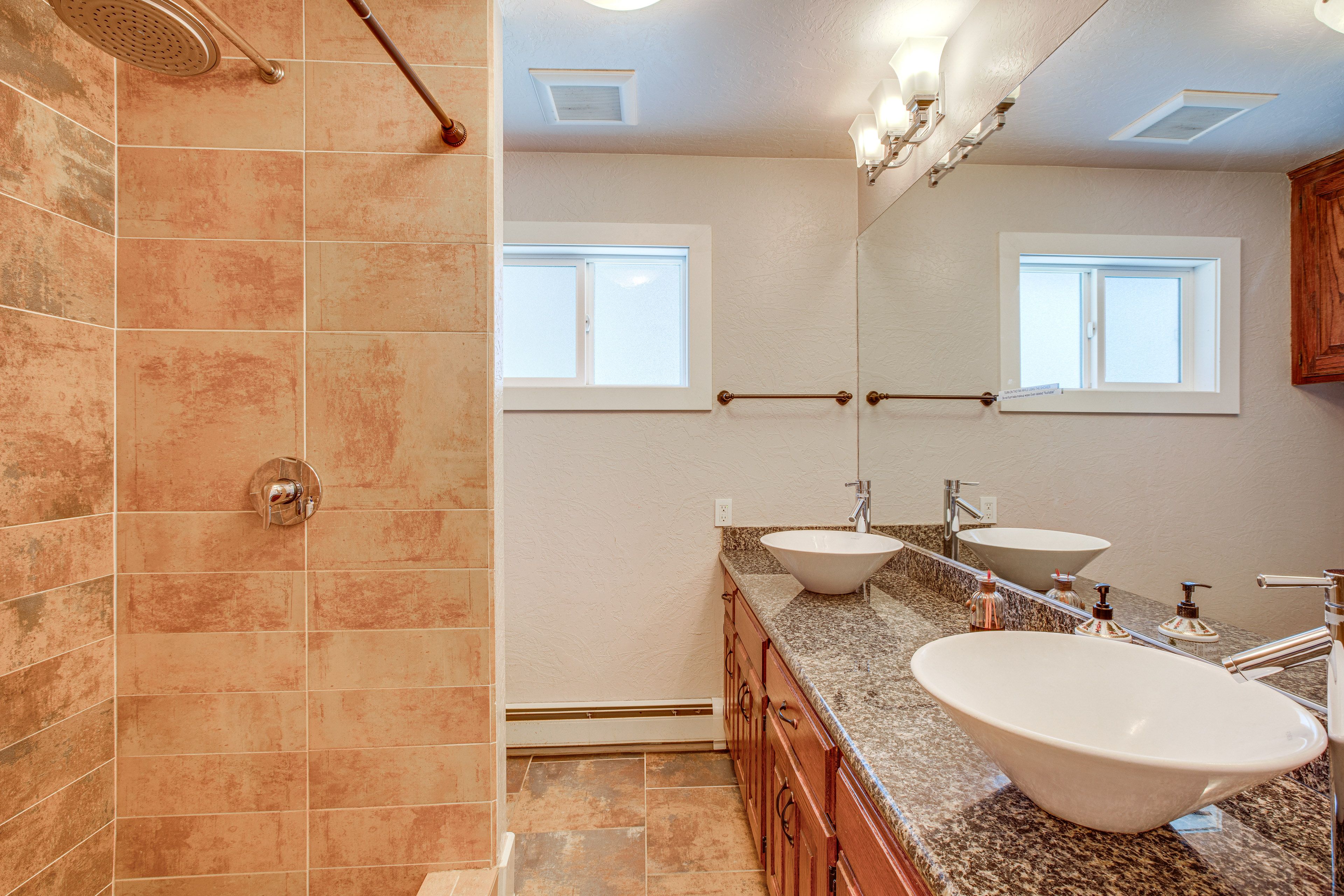 En-Suite Bath | 2nd Floor