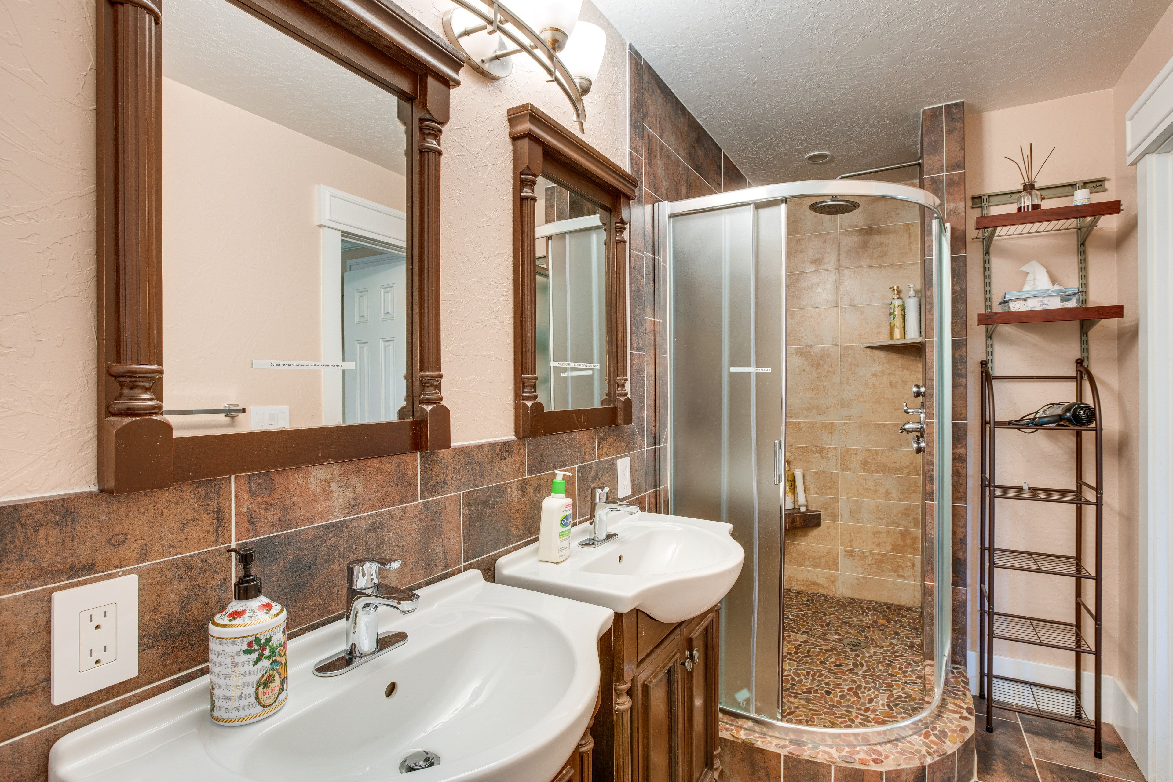 En-Suite Bath | 2nd Floor