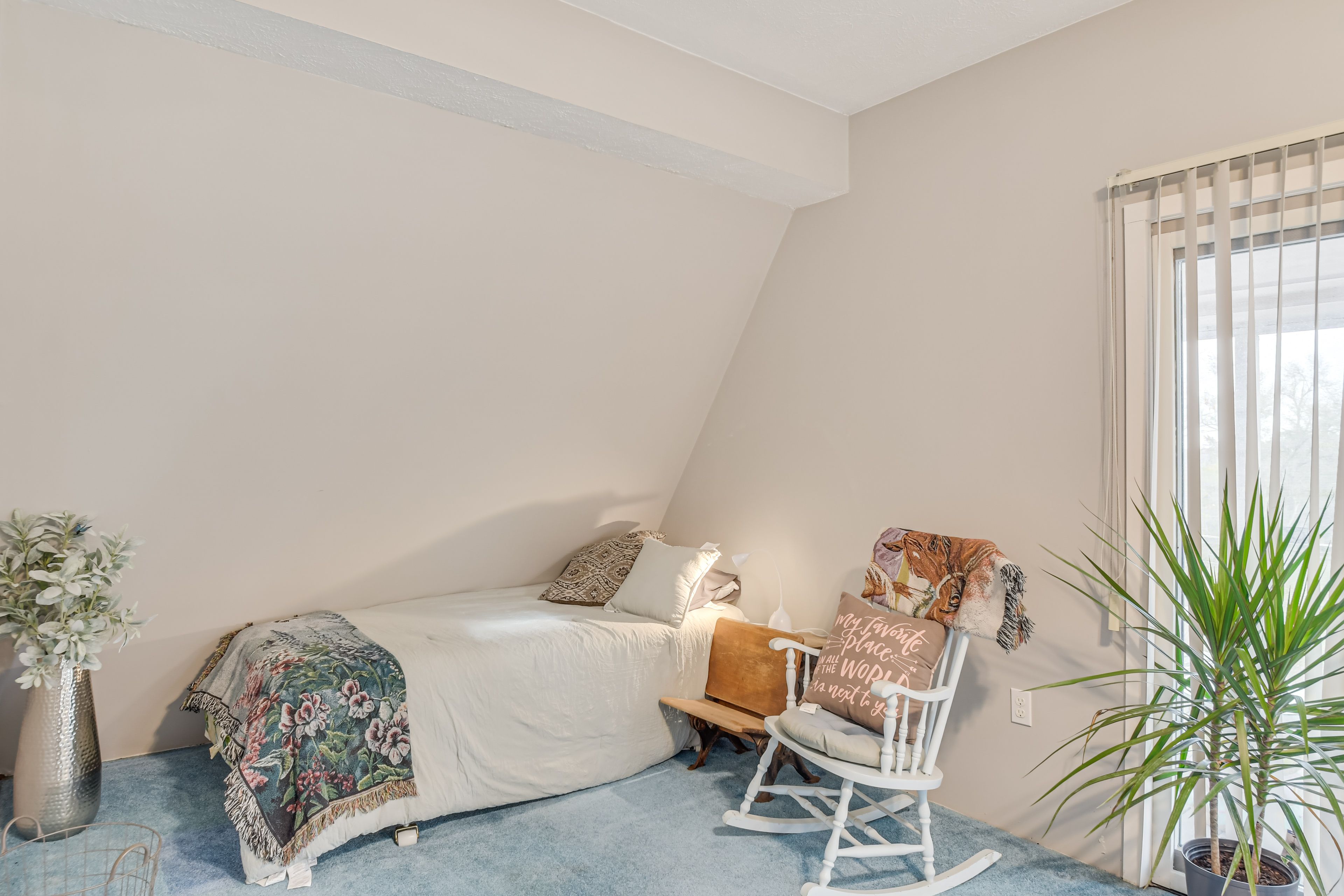 Bedroom Suite | Queen Bed | Twin Bed | Smart TV | 2nd Floor