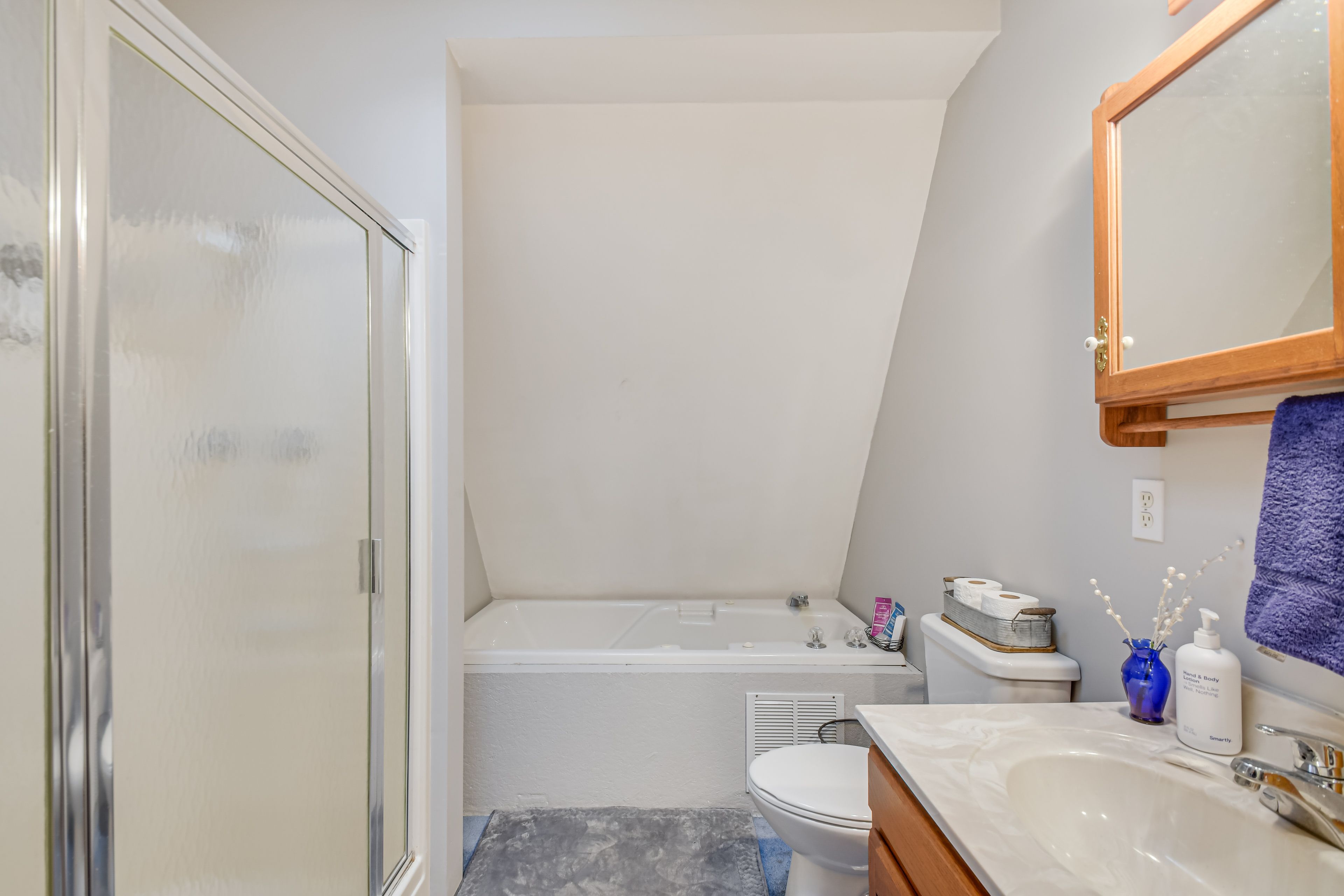 En-Suite Bathroom | Double Sinks | Towels Provided | 2nd Floor