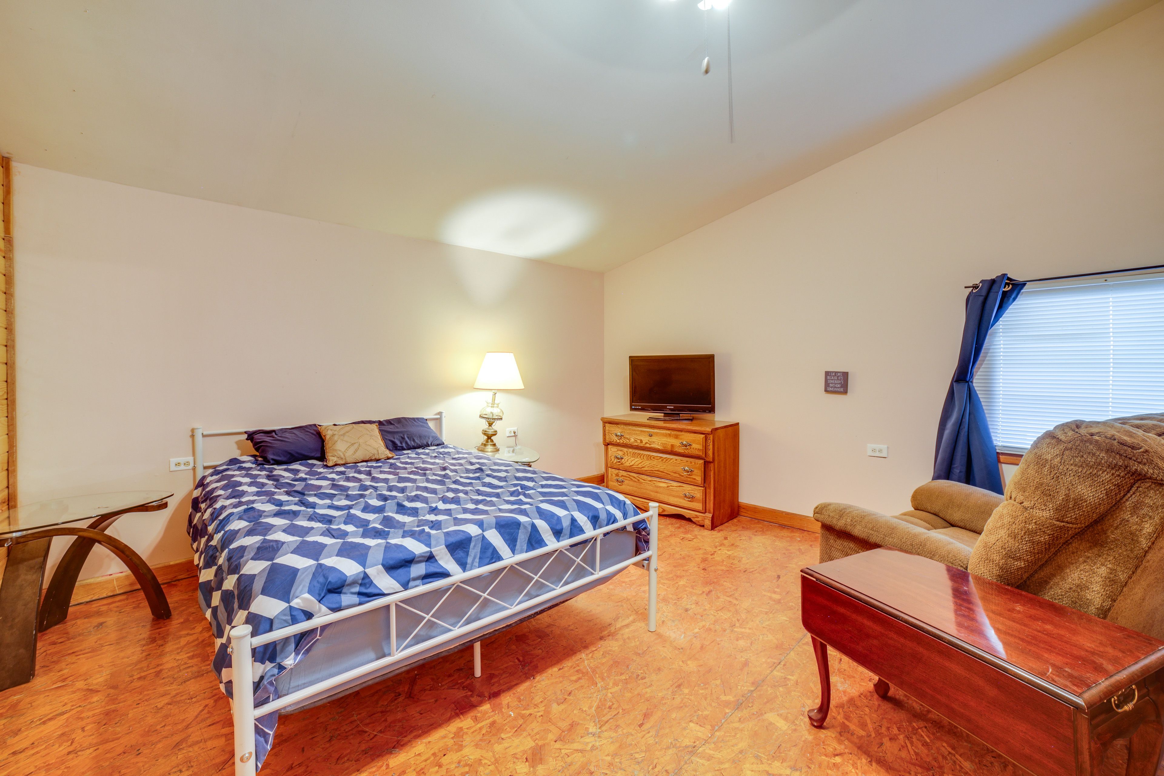 Bedroom 2 | Queen Bed