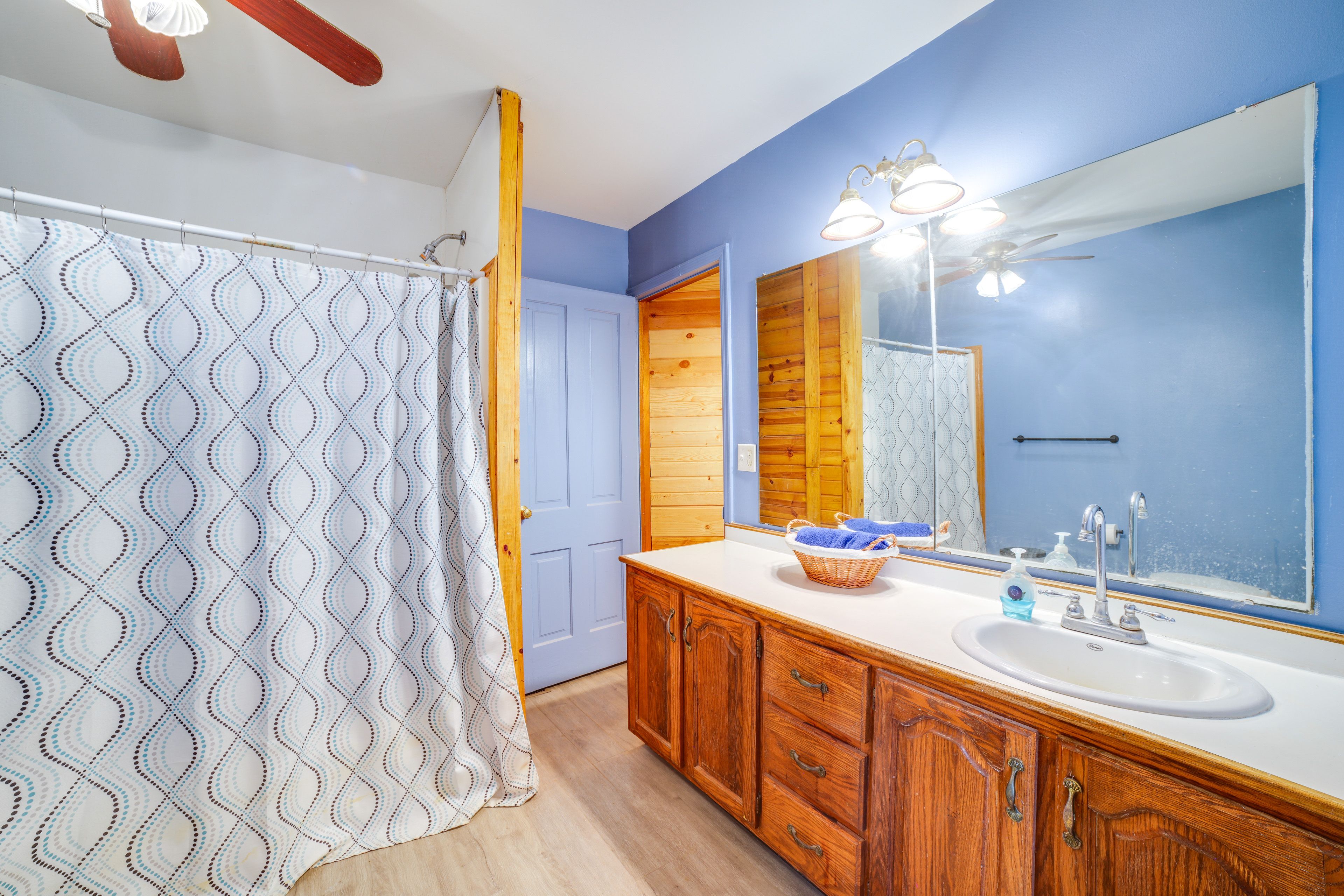 Full Bathroom | Towels Provided
