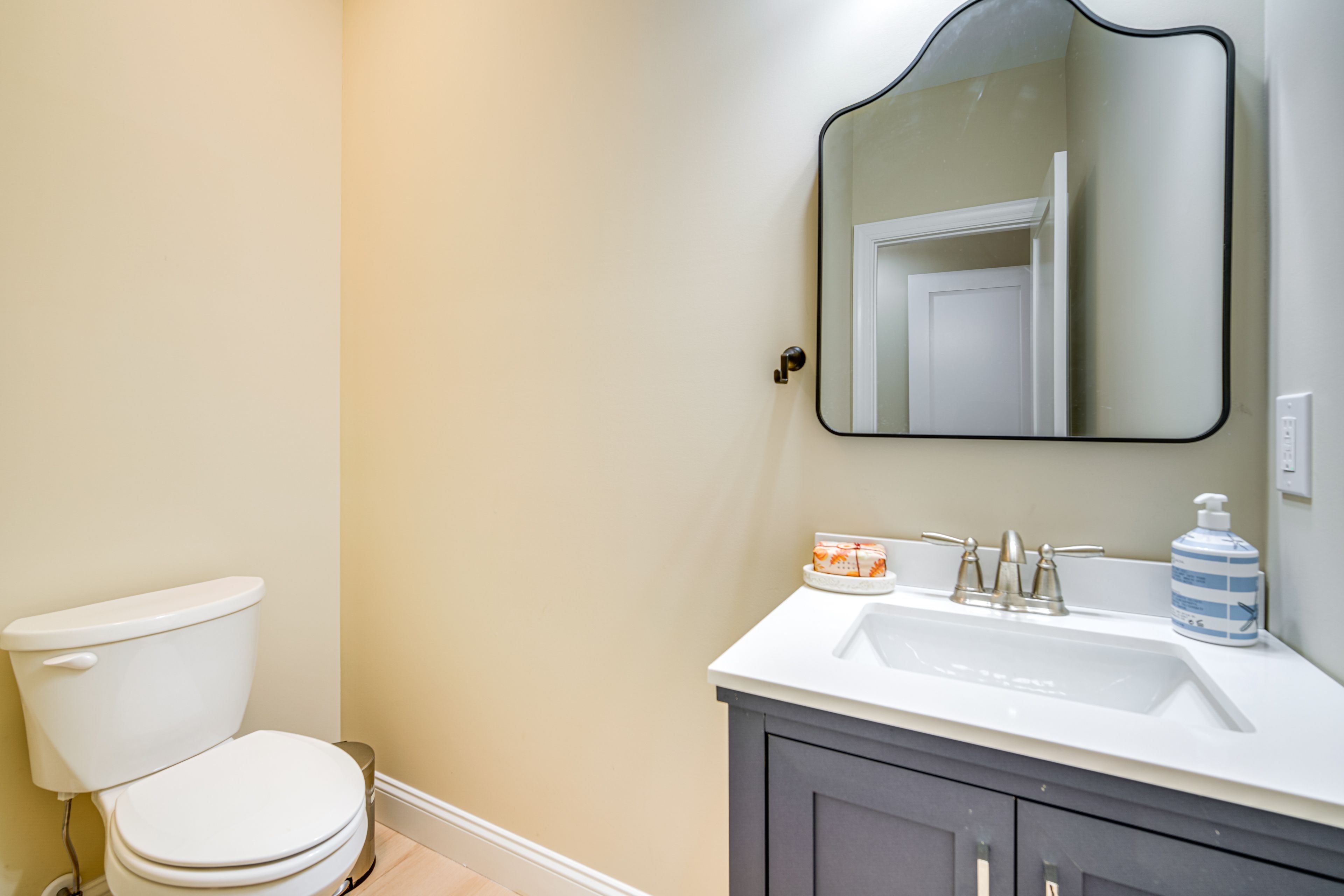Half Bathroom | 1st Floor | Towels Provided