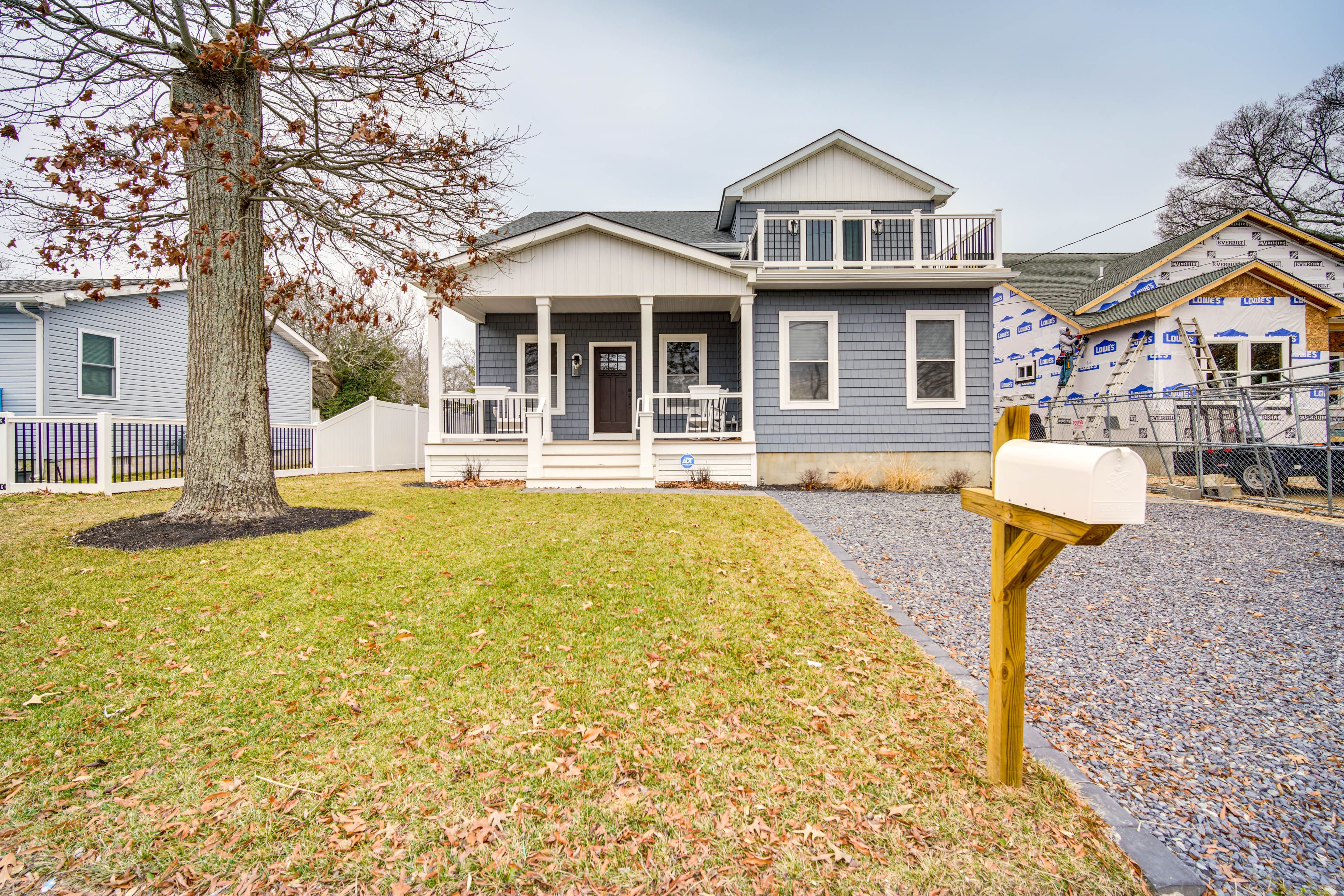 Home Exterior | Parking | Driveway (2 Vehicles) | Free Street