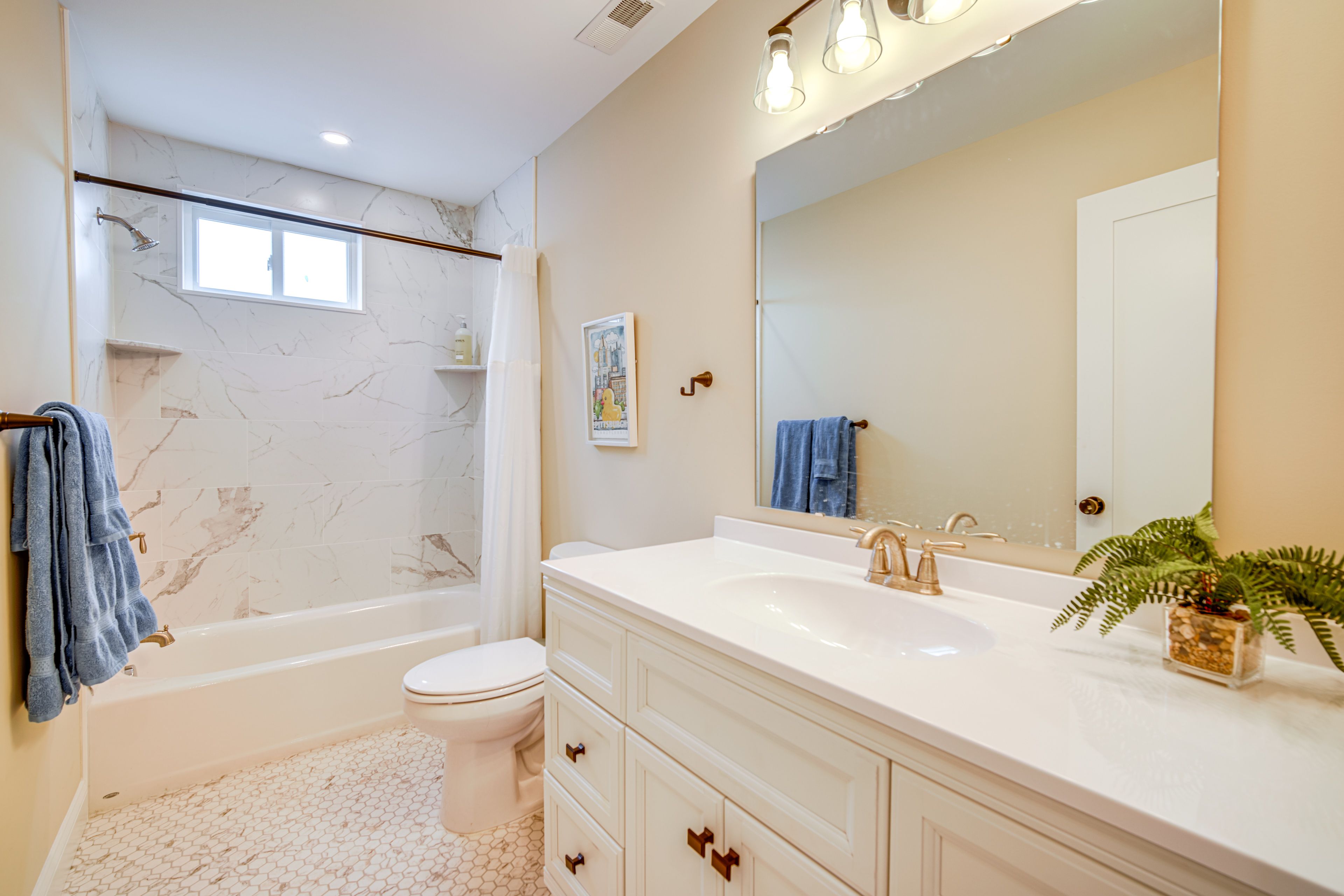 Full Bathroom | 2nd Floor
