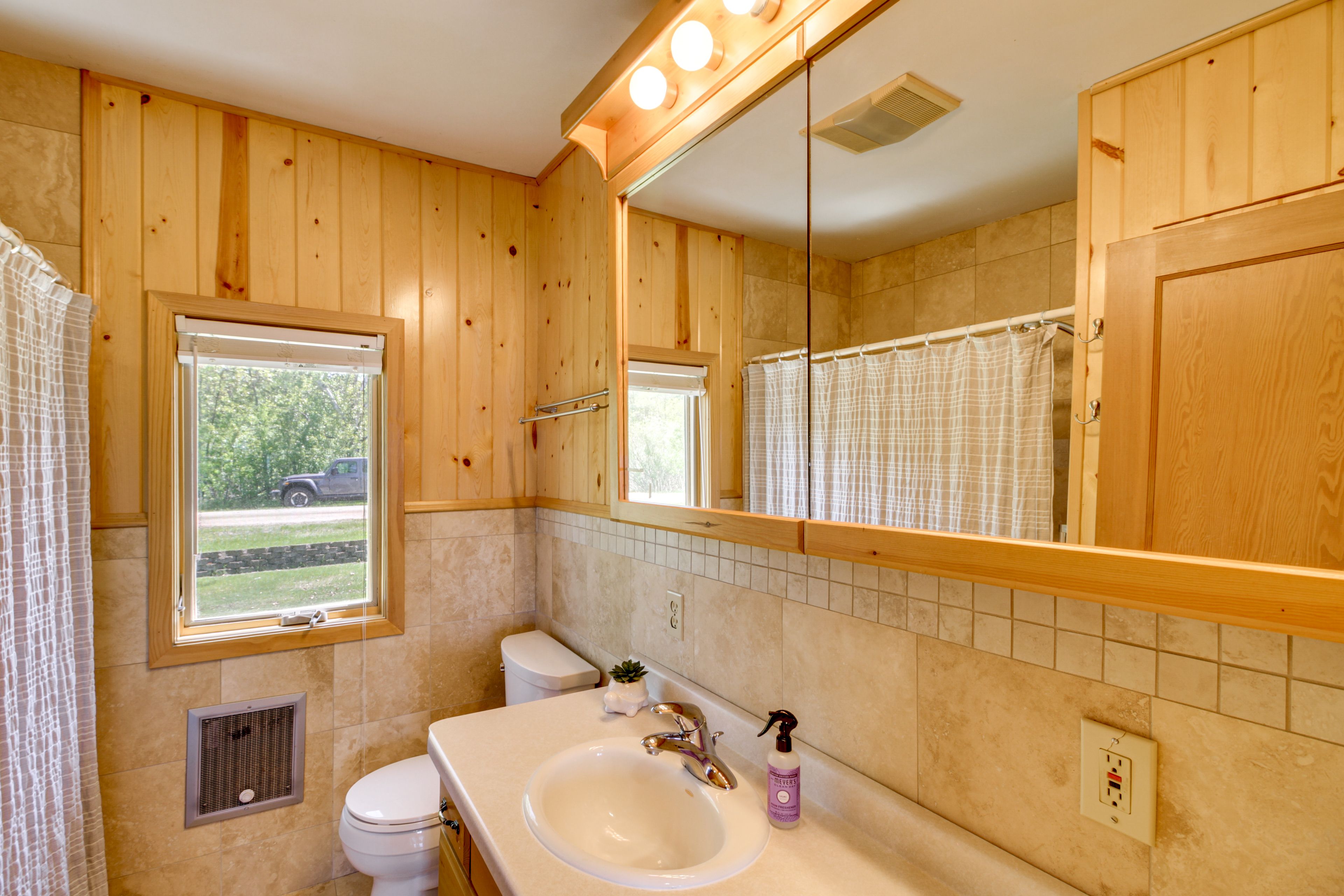 Cabin 1 Full Bathroom | 1st Floor